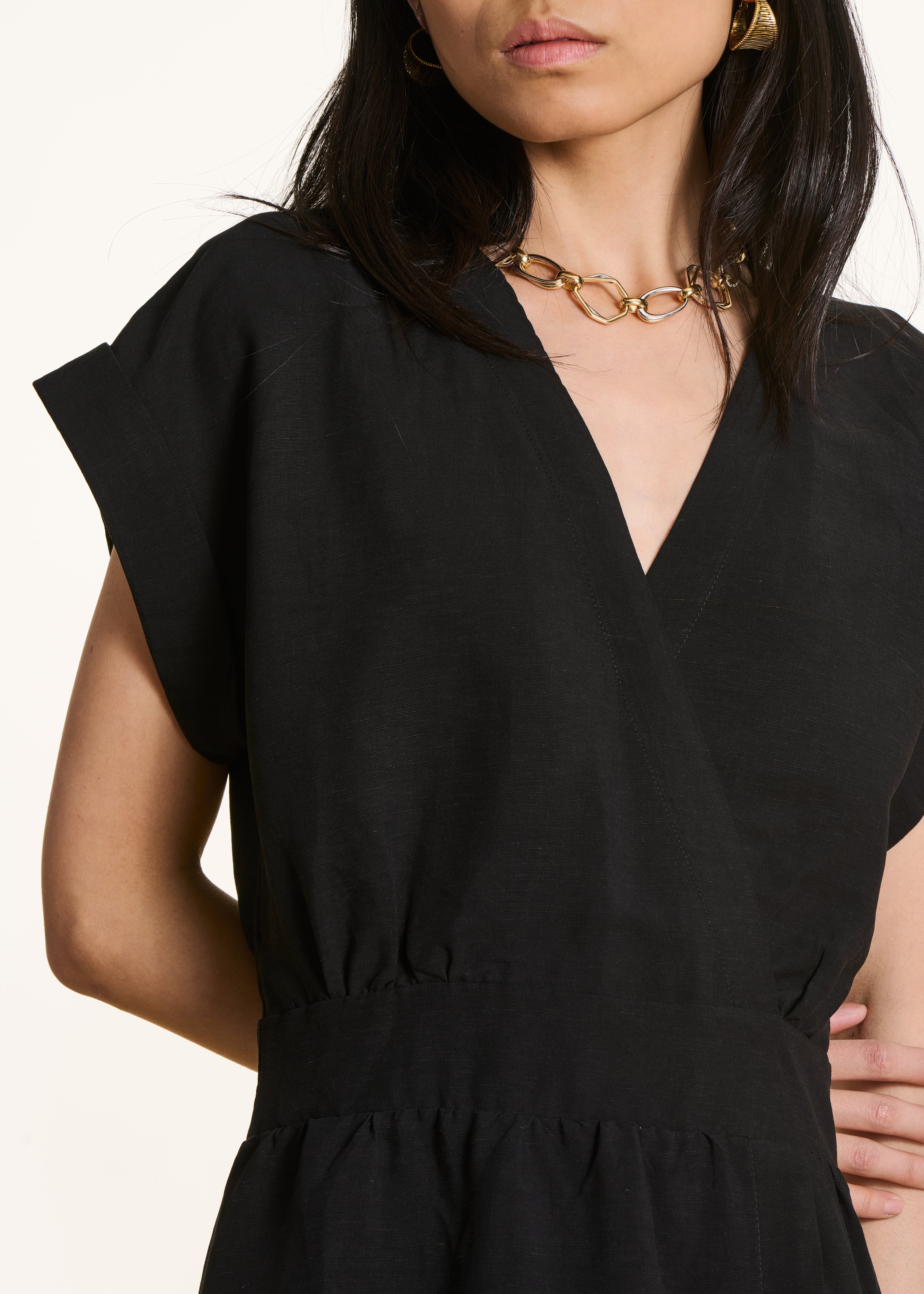 Robe longue cintrée noire cache-cœur en lin mélangé