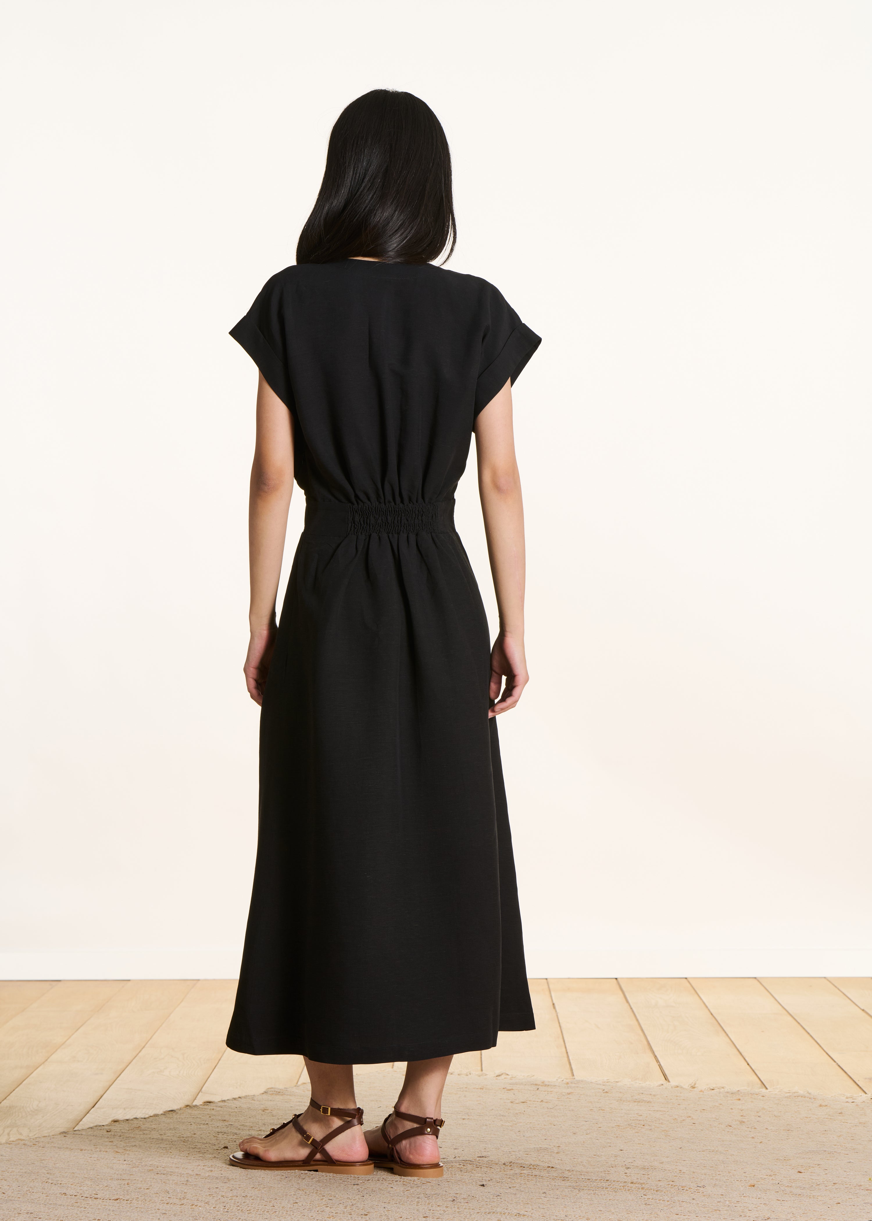 Robe longue cintrée noire cache-cœur en lin mélangé