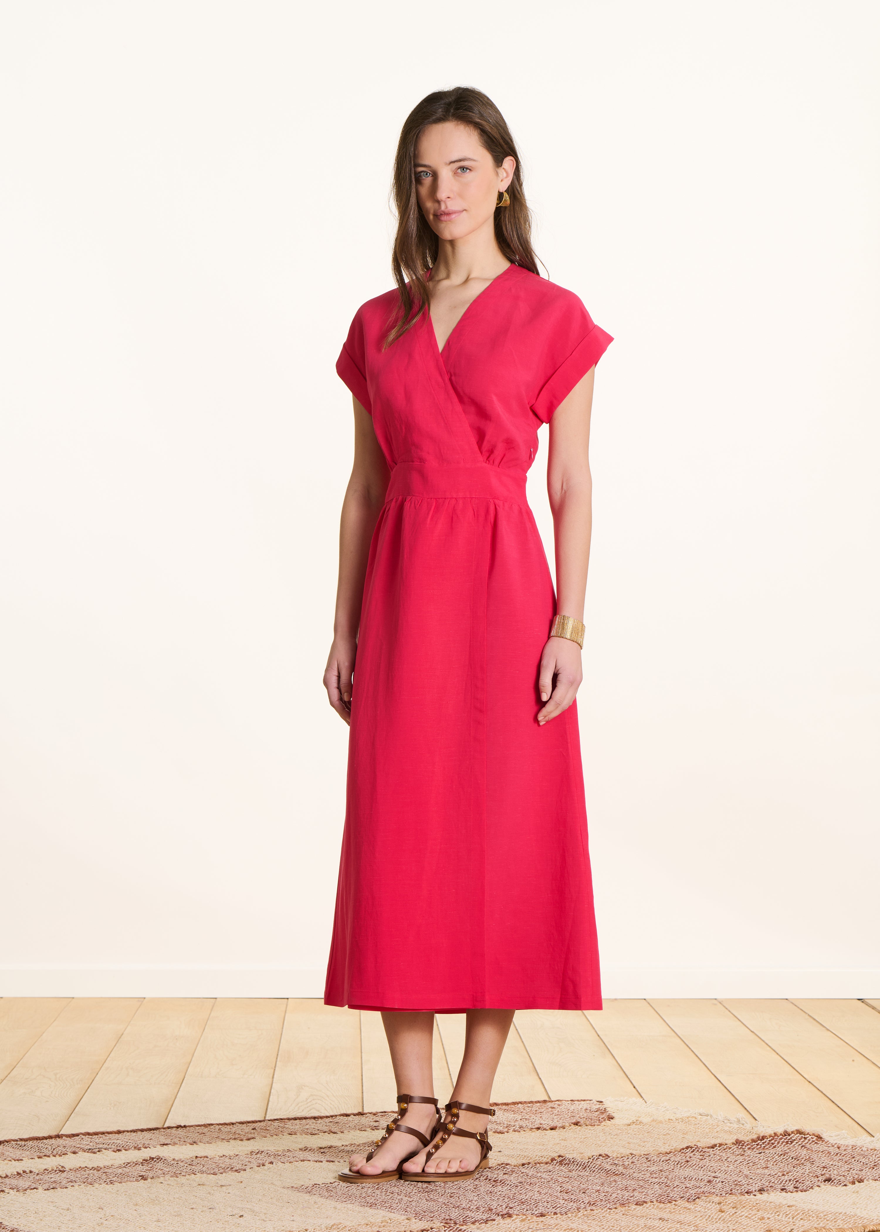 Abito lungo aderente rosa fucsia con scollo a incrocio in lino misto