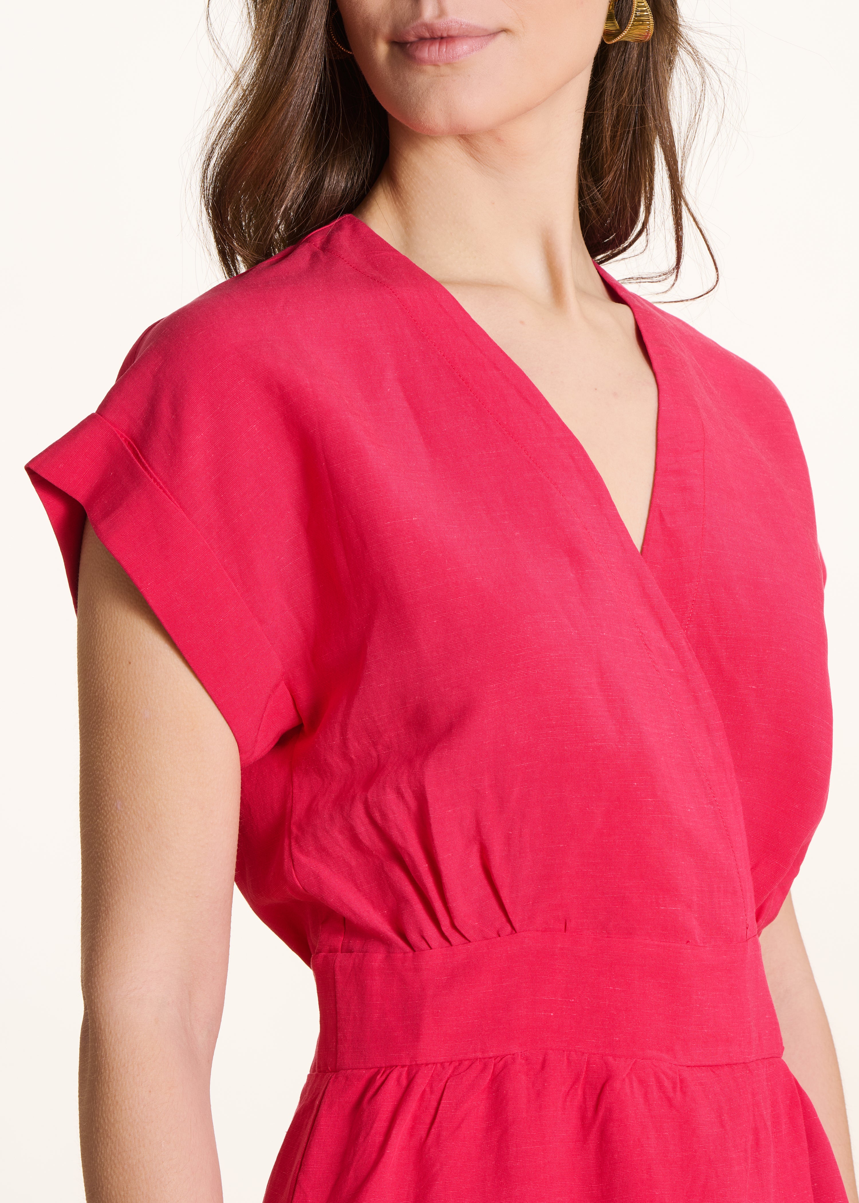 Abito lungo aderente rosa fucsia con scollo a incrocio in lino misto