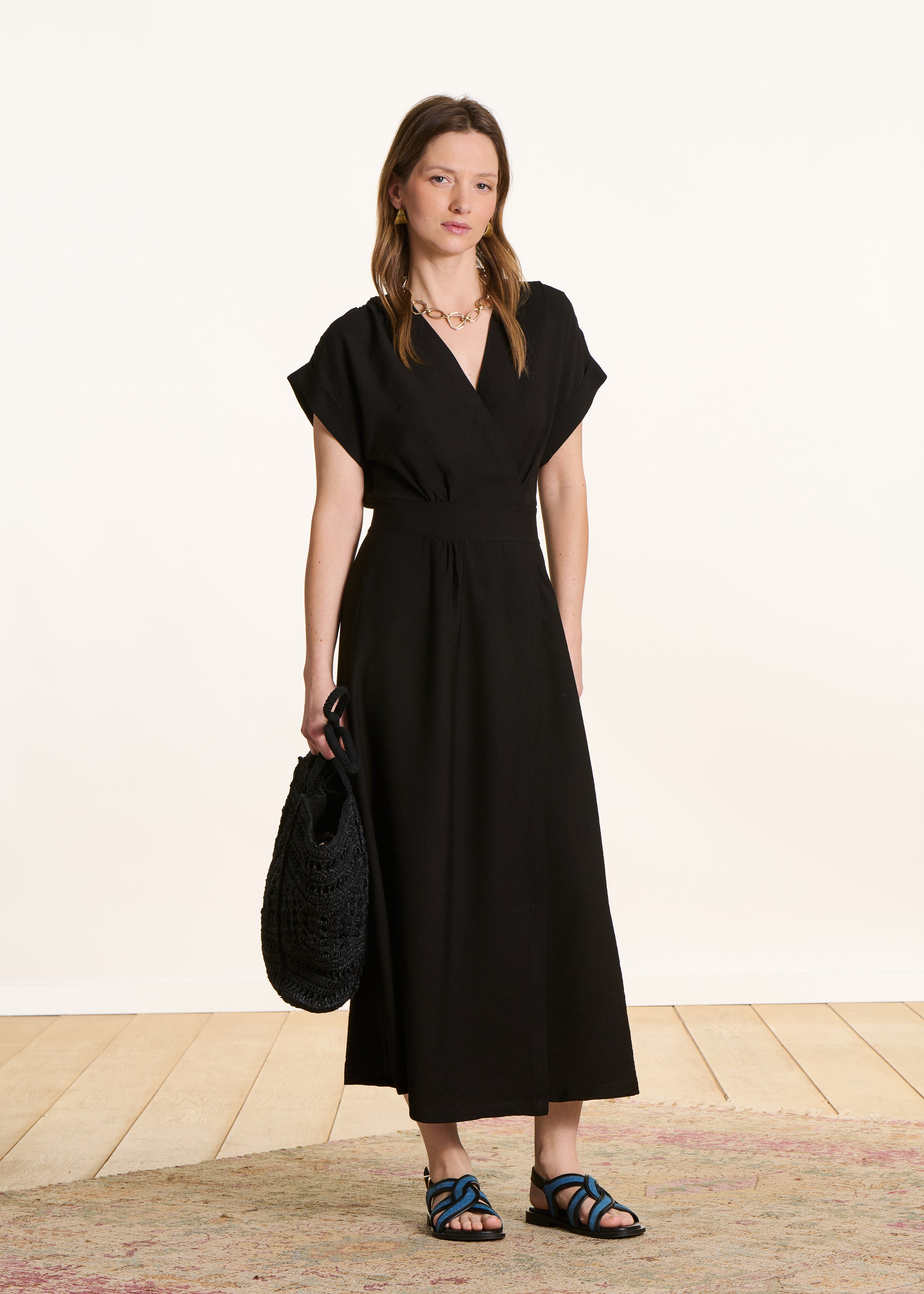 Vestido longo preto justo com decote cruzado