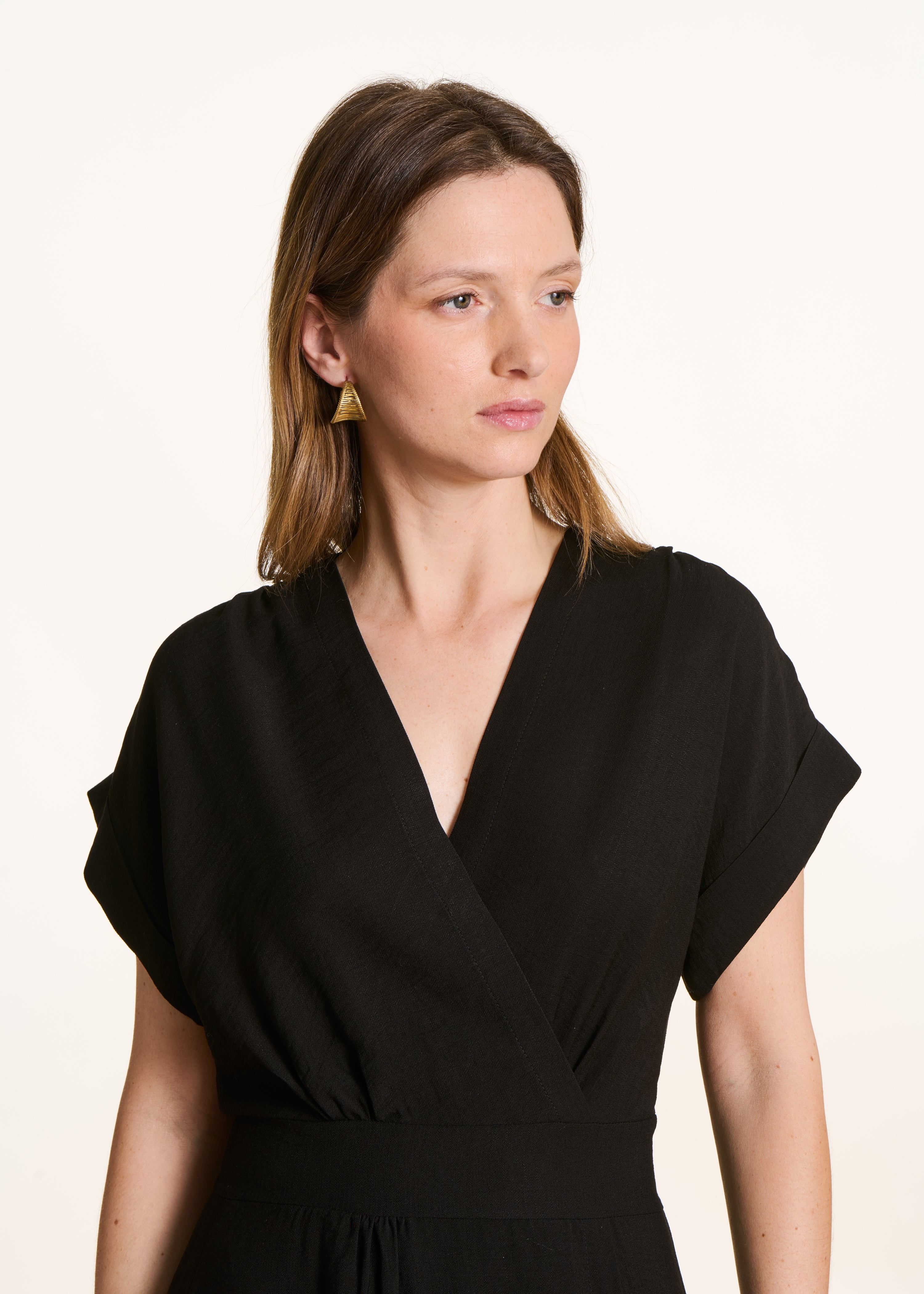 Vestido longo preto justo com decote cruzado