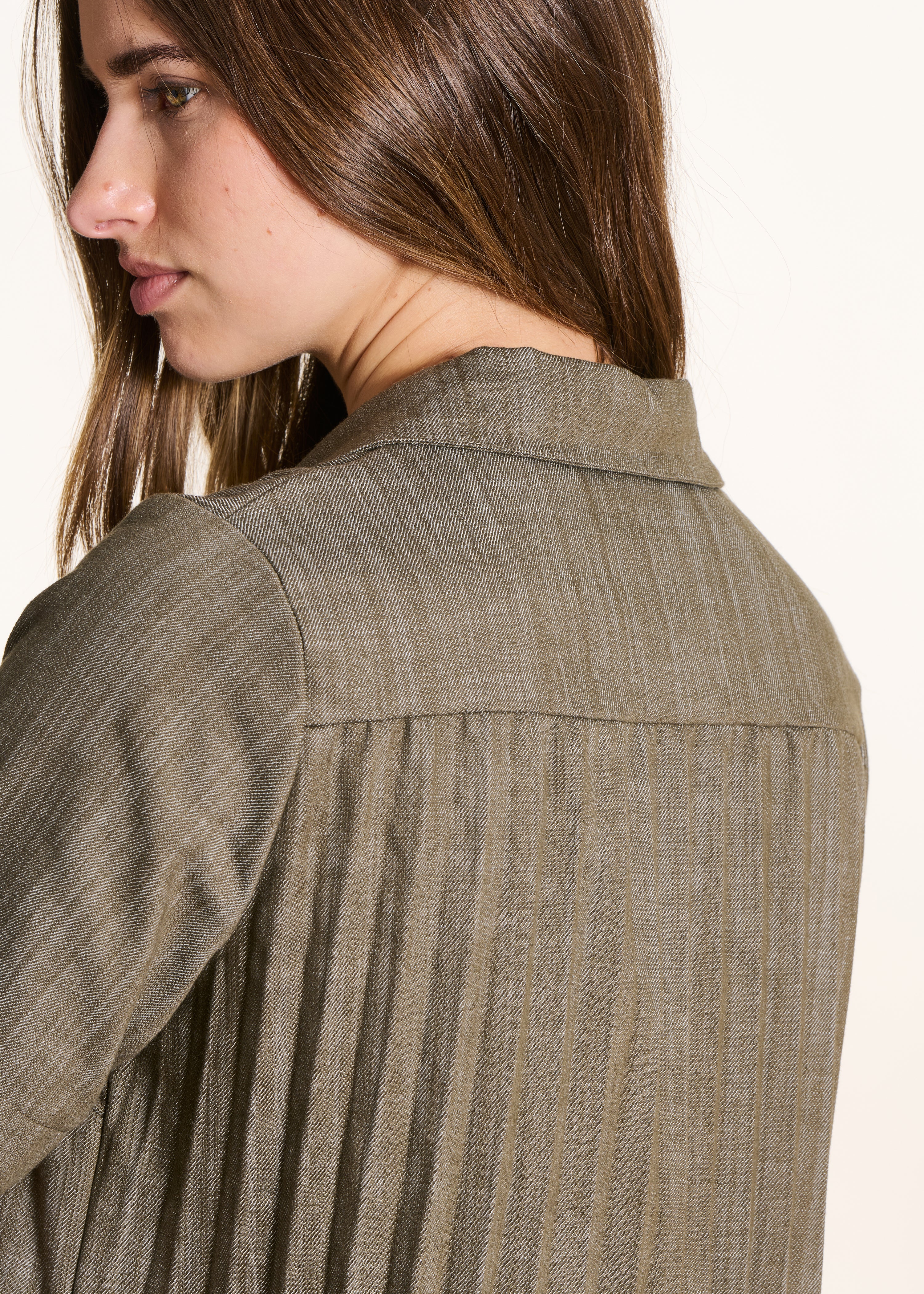 Kurzes khakifarbenes Jeanskleid mit kurzen Ärmeln