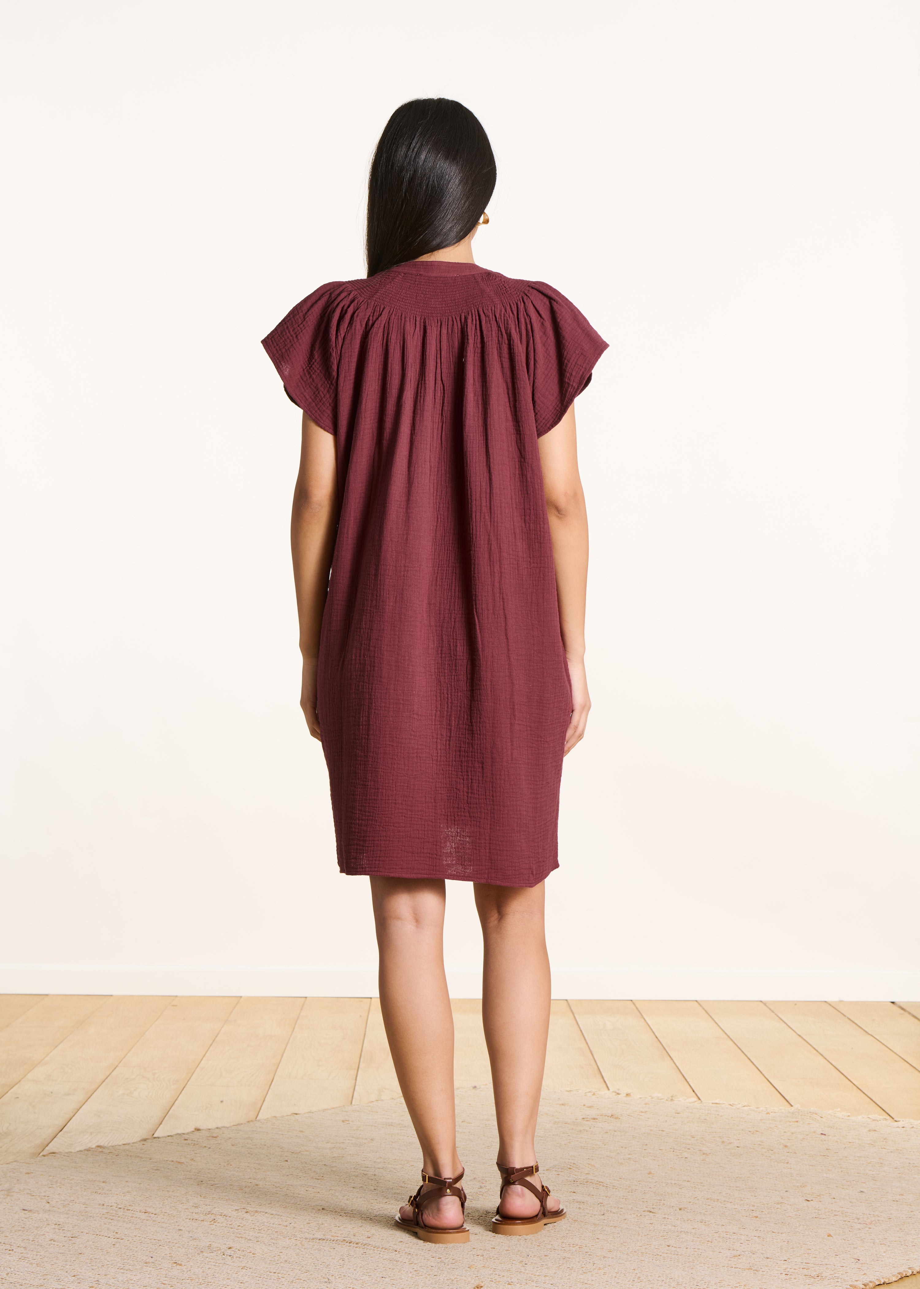 Robe courte en gaze de coton brodée marron col V