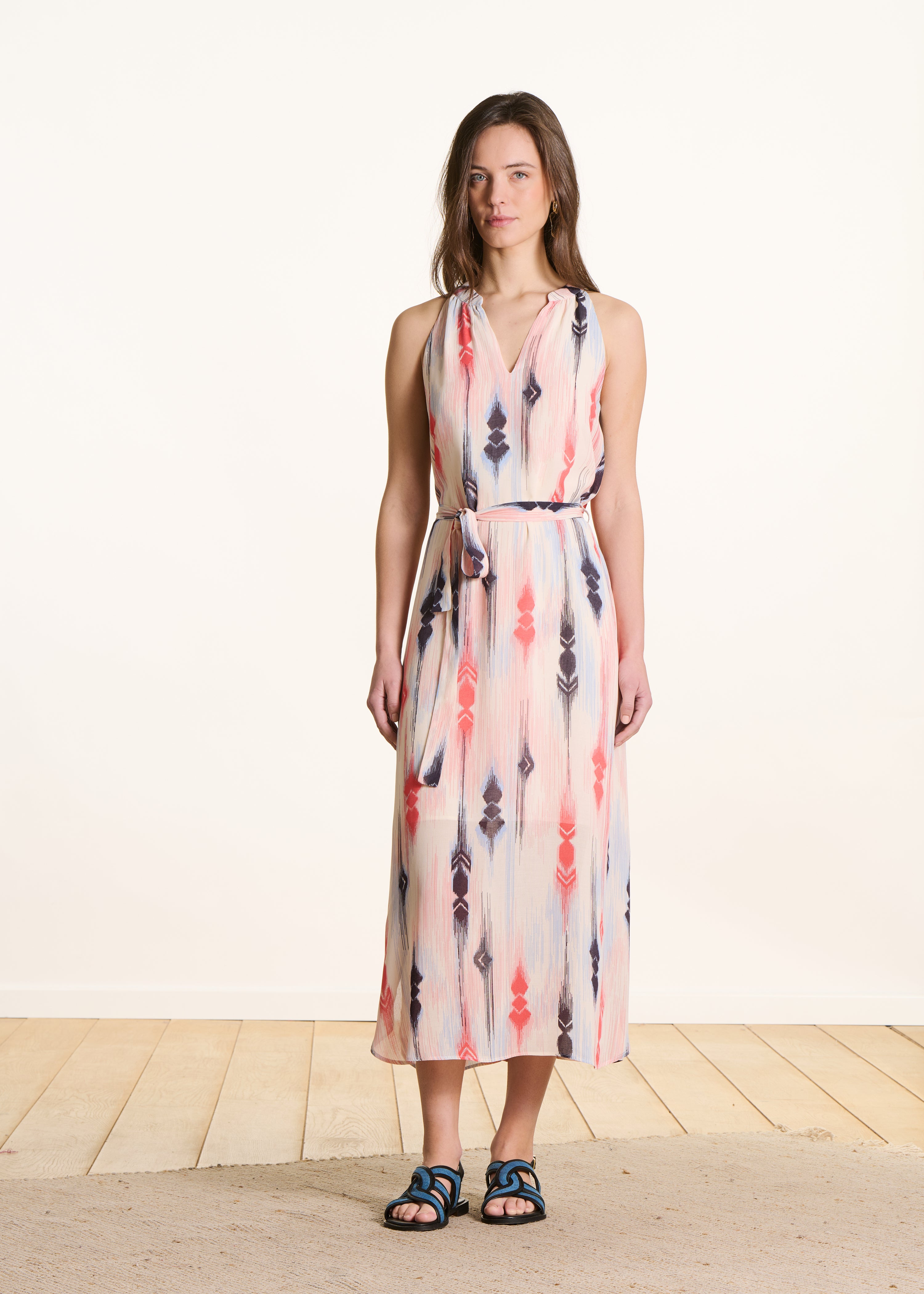 Sleeveless long dress with pink and blue print