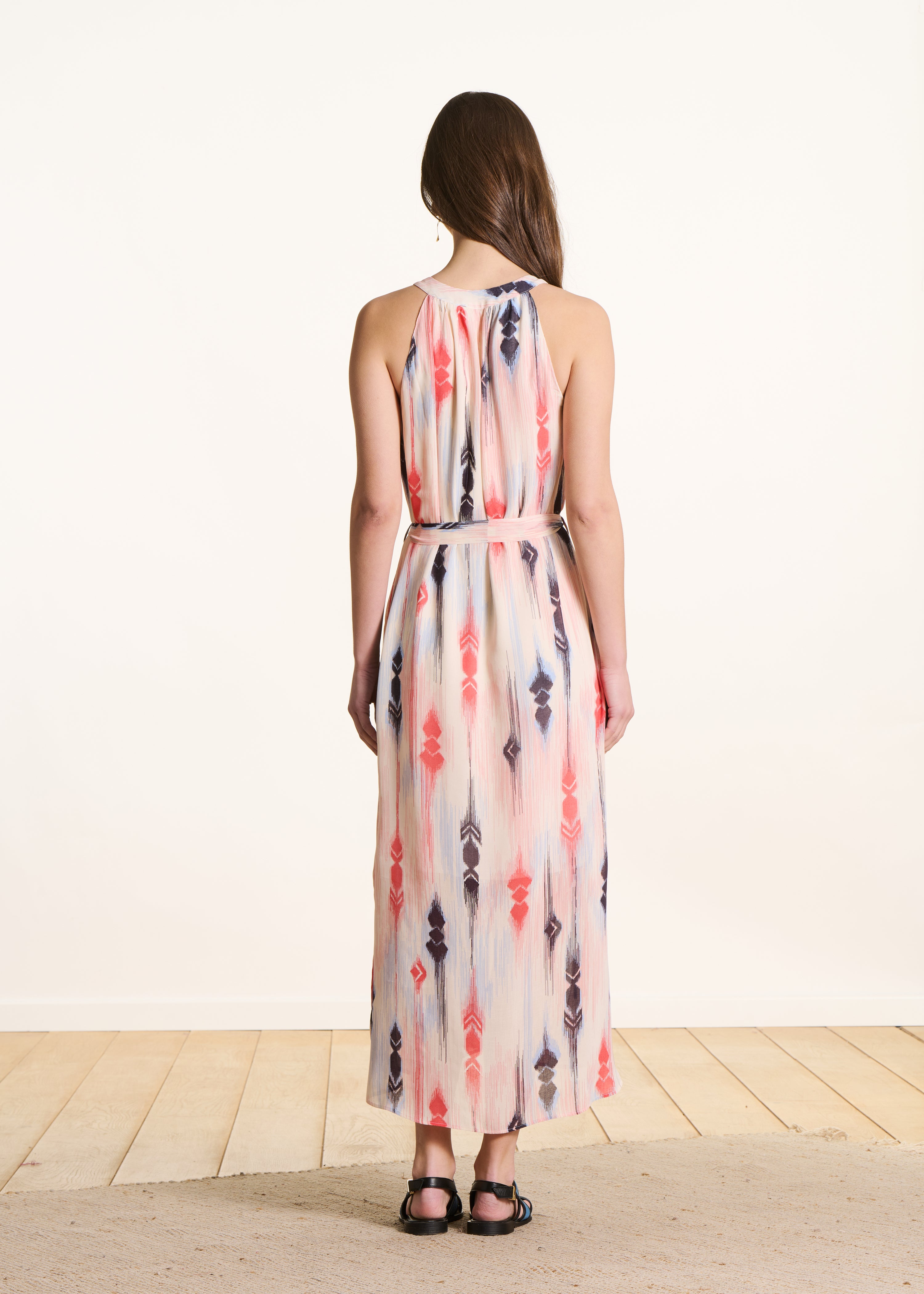 Sleeveless long dress with pink and blue print