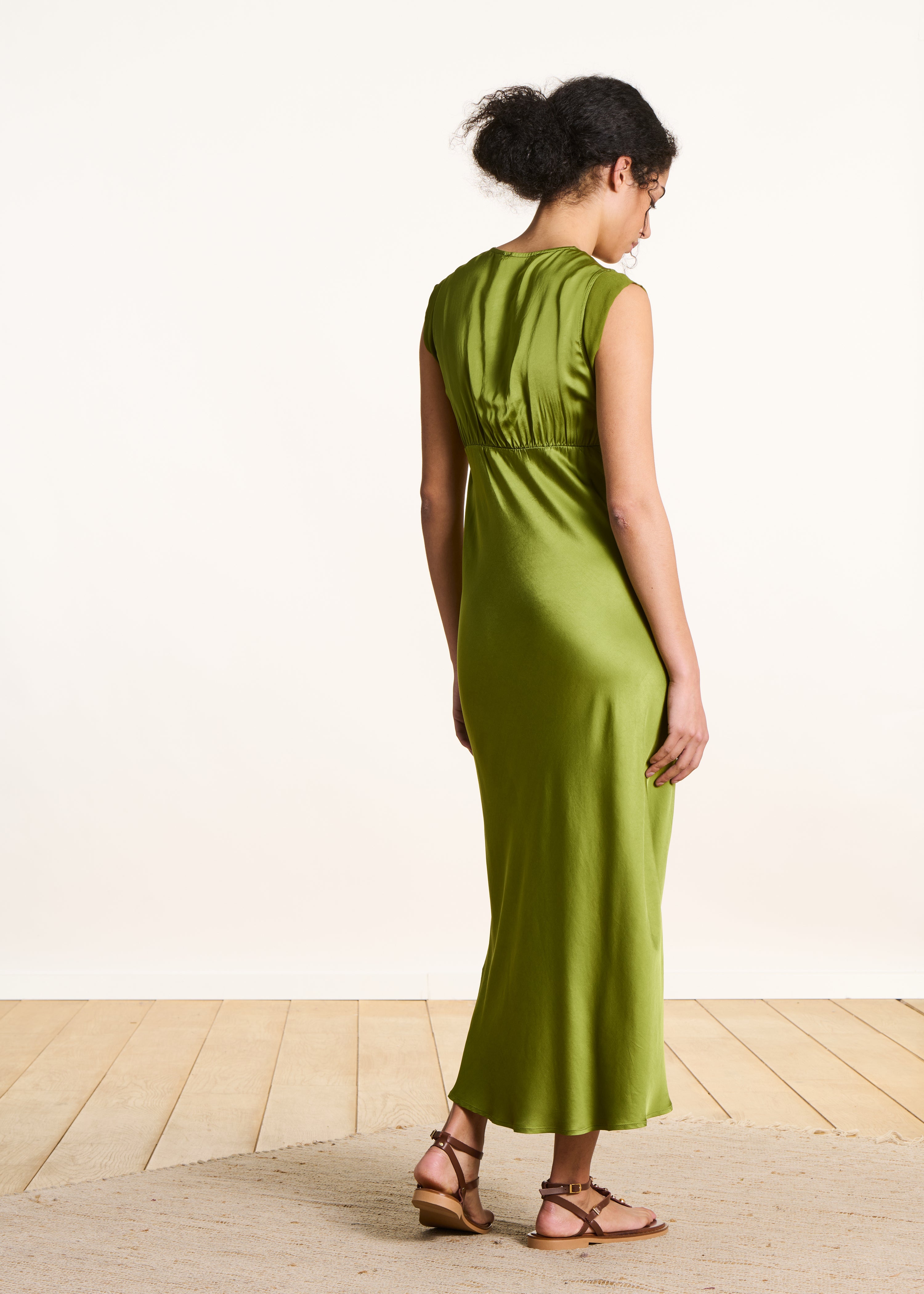 Robe longue fluide en satin vert sans manches