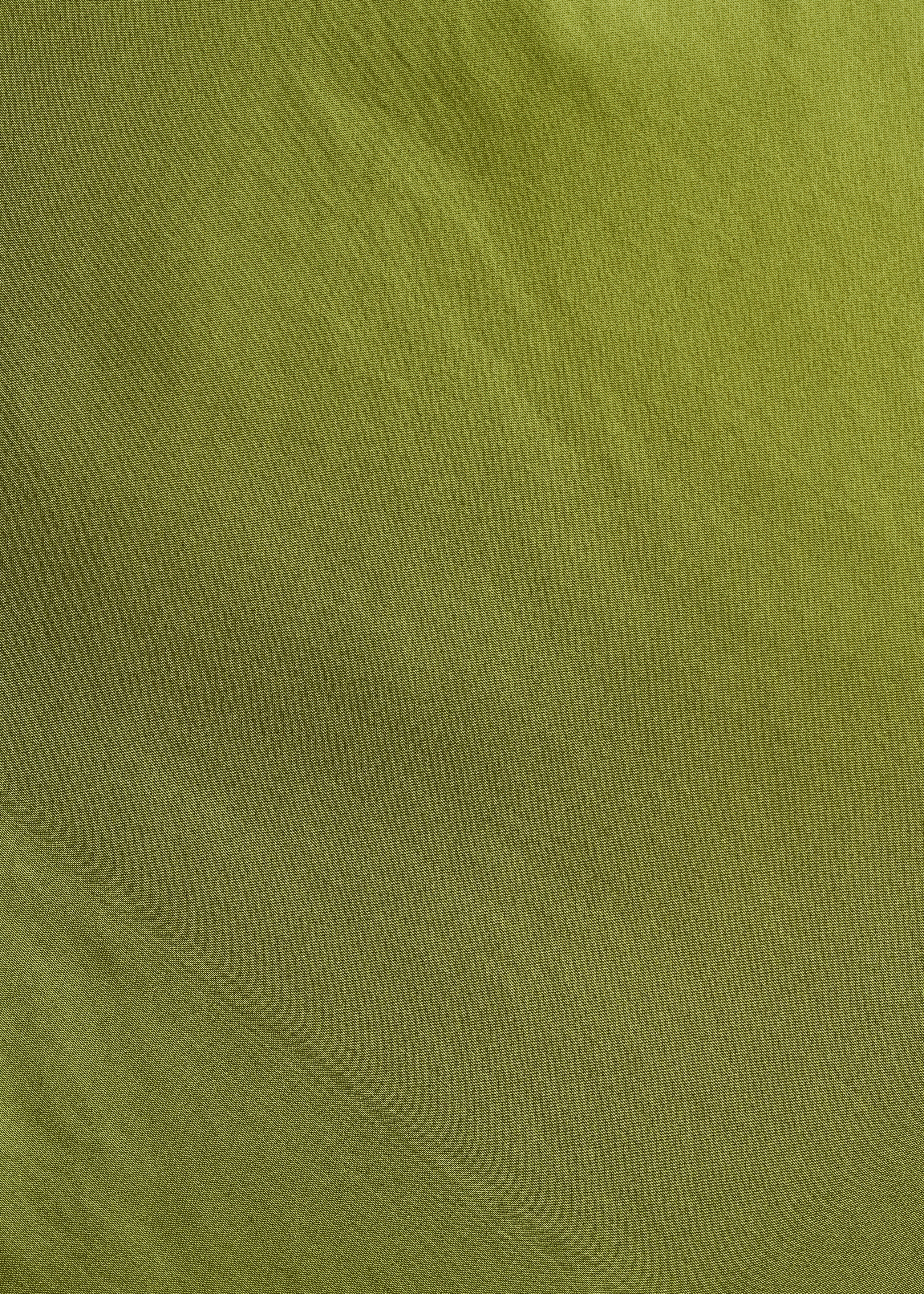Robe longue fluide en satin vert sans manches