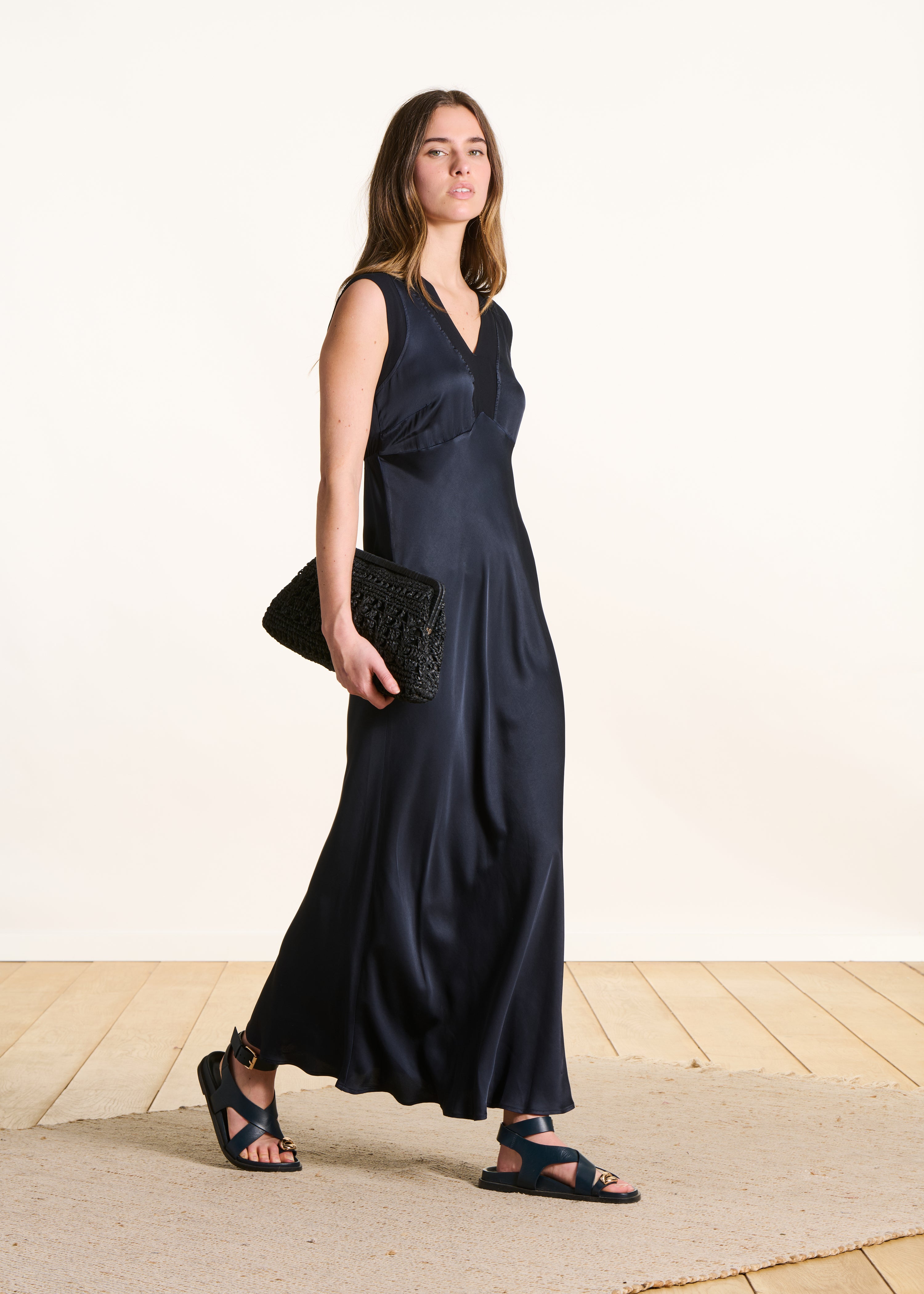 Robe longue fluide en satin bleu foncé sans manches