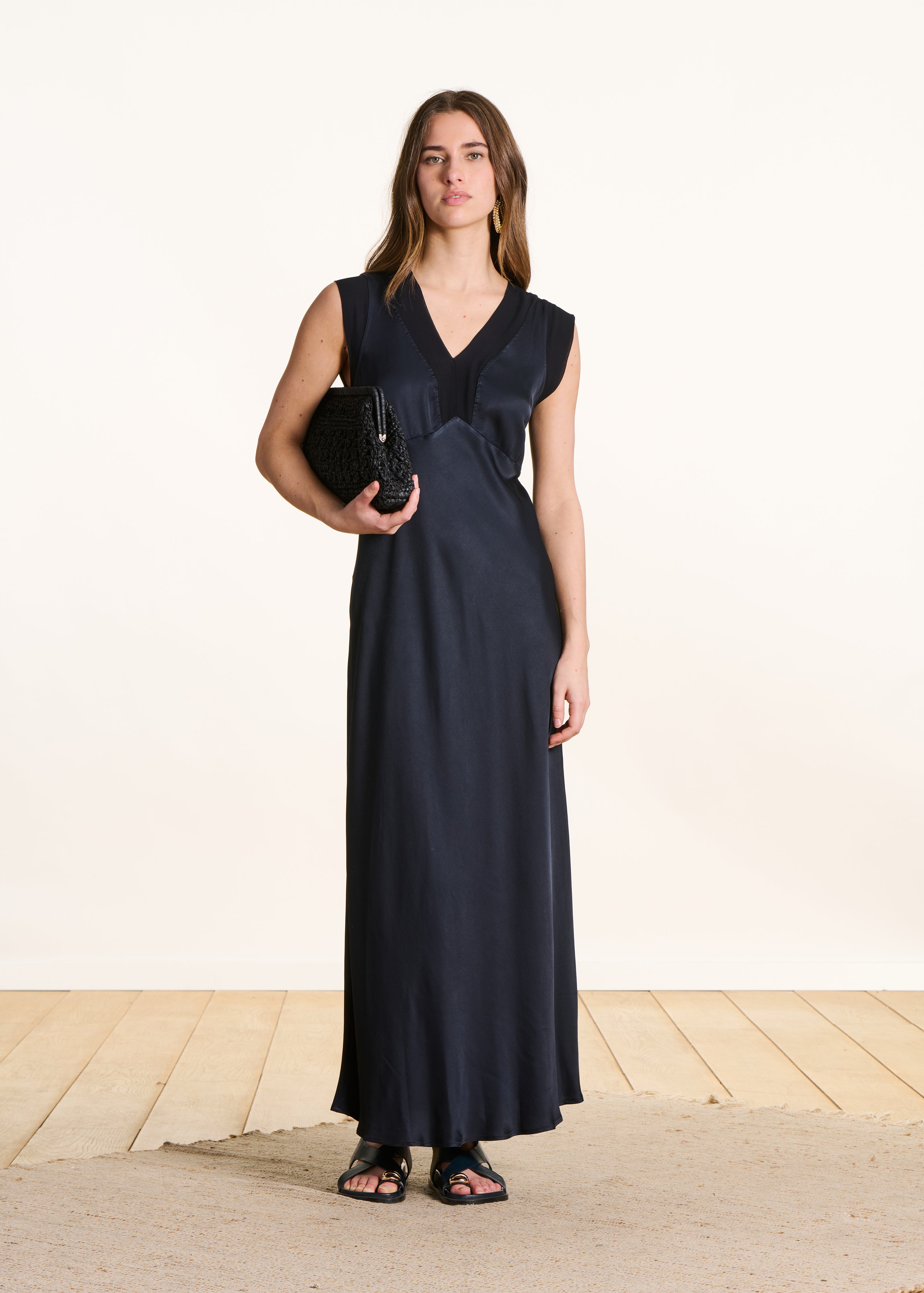 Robe longue fluide en satin bleu foncé sans manches