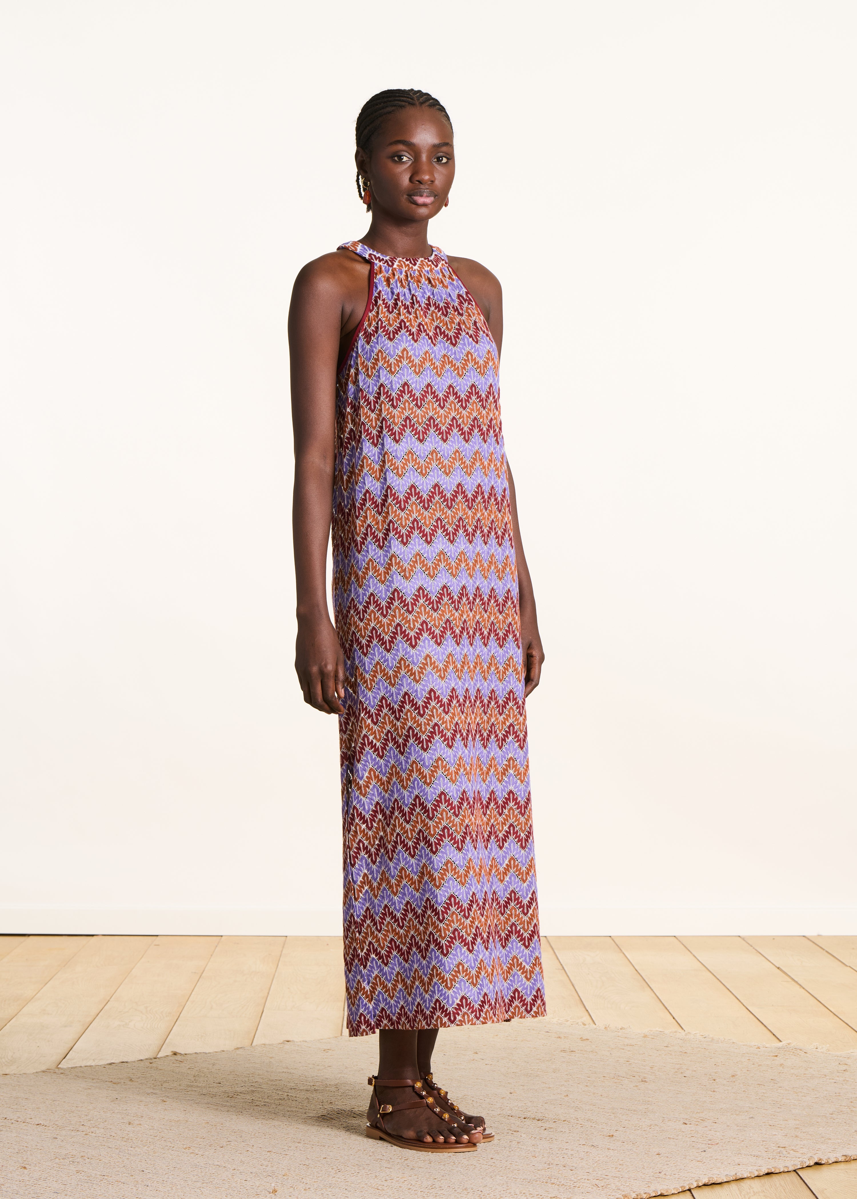 Ärmelloses langes Häkelkleid in Flieder