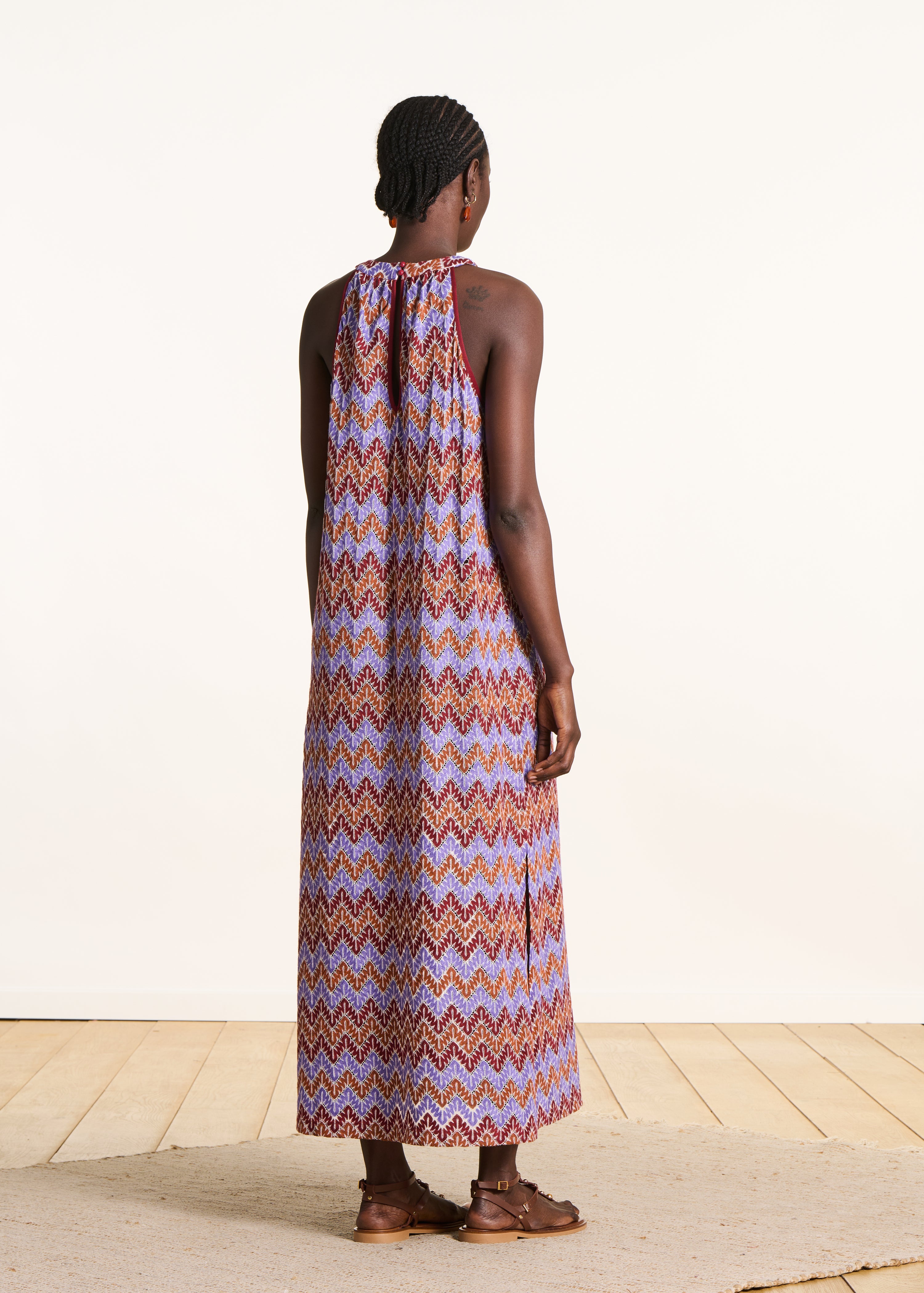 Ärmelloses langes Häkelkleid in Flieder