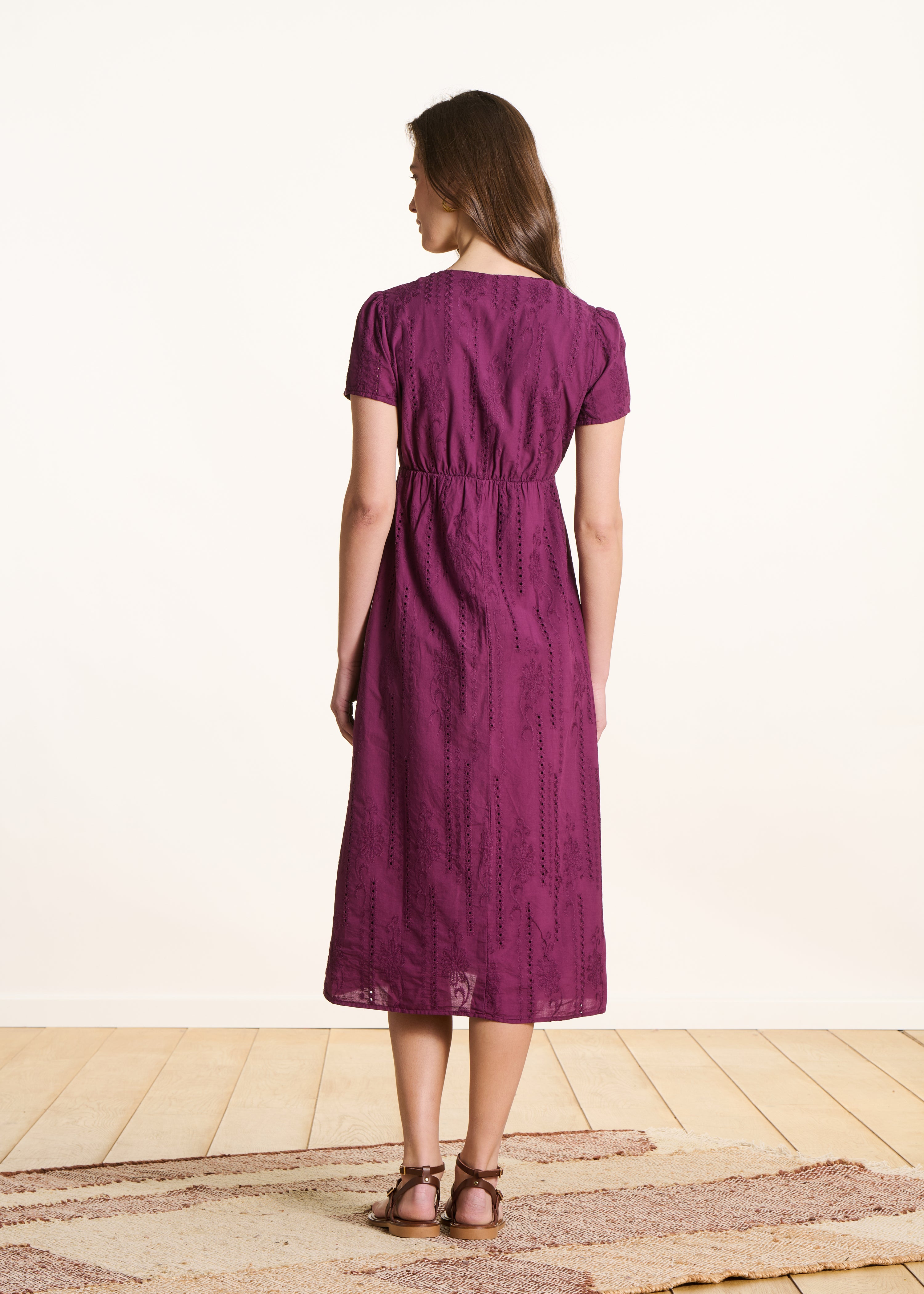 Vestido midi violeta en bordado inglés