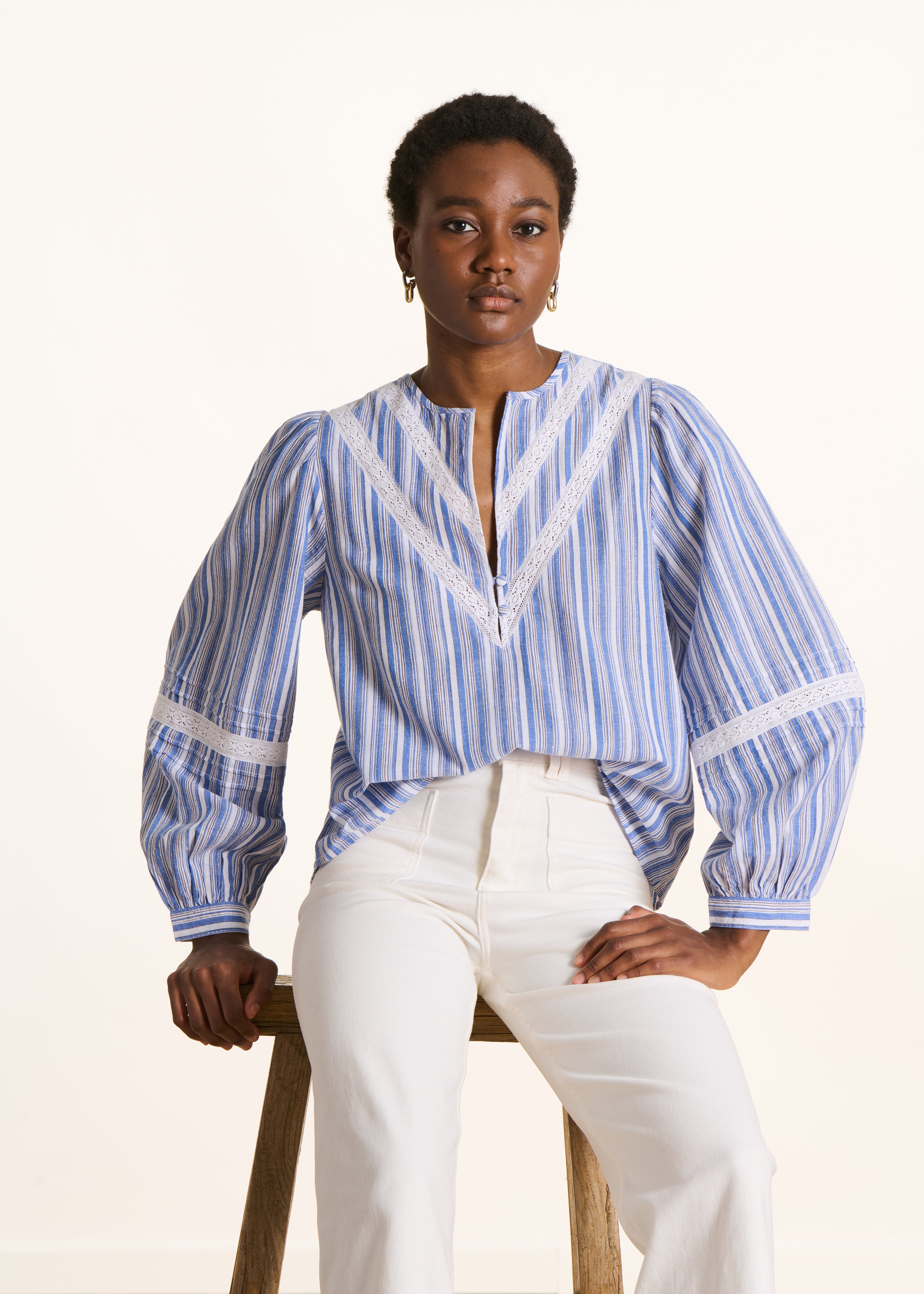 Blusa às riscas branco e azul em algodão biológico