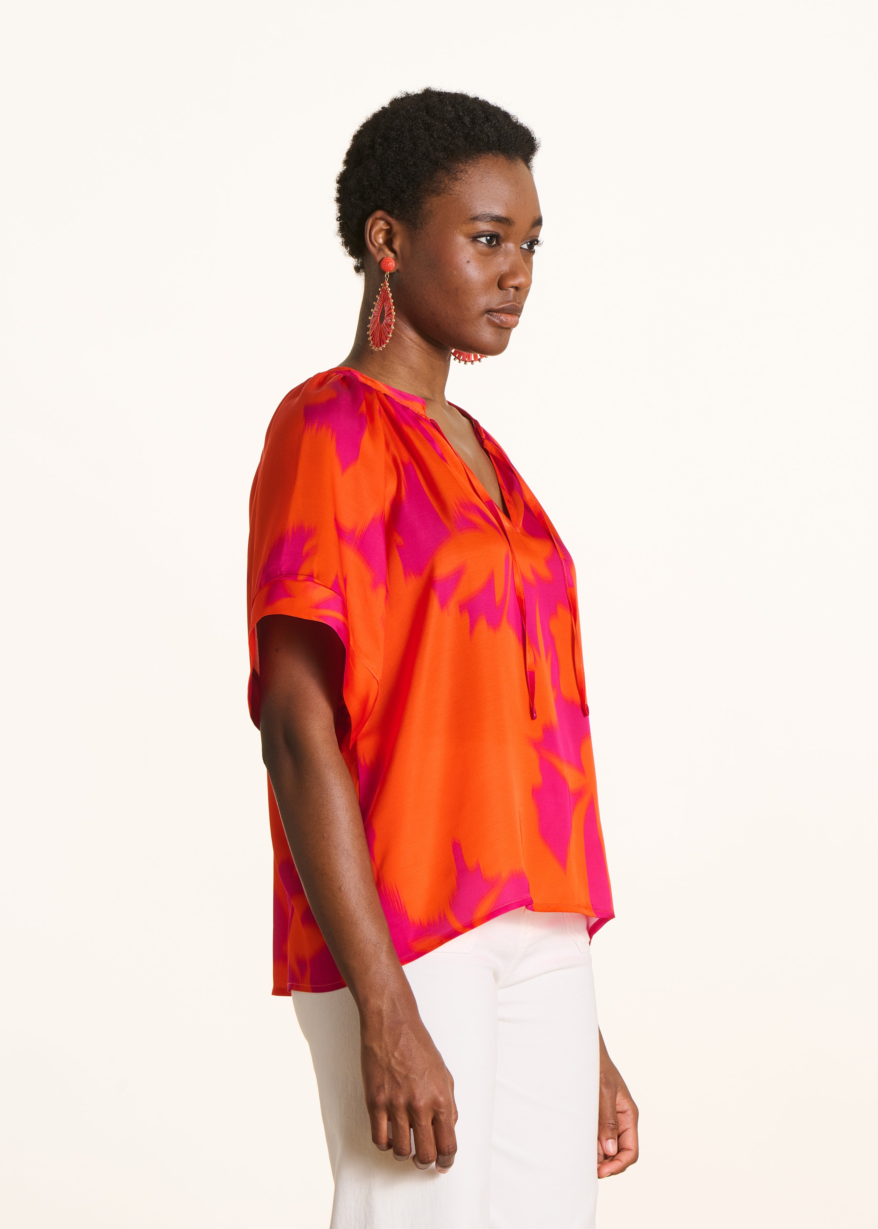 Top ampio in satin con stampa floreale rosa e arancione