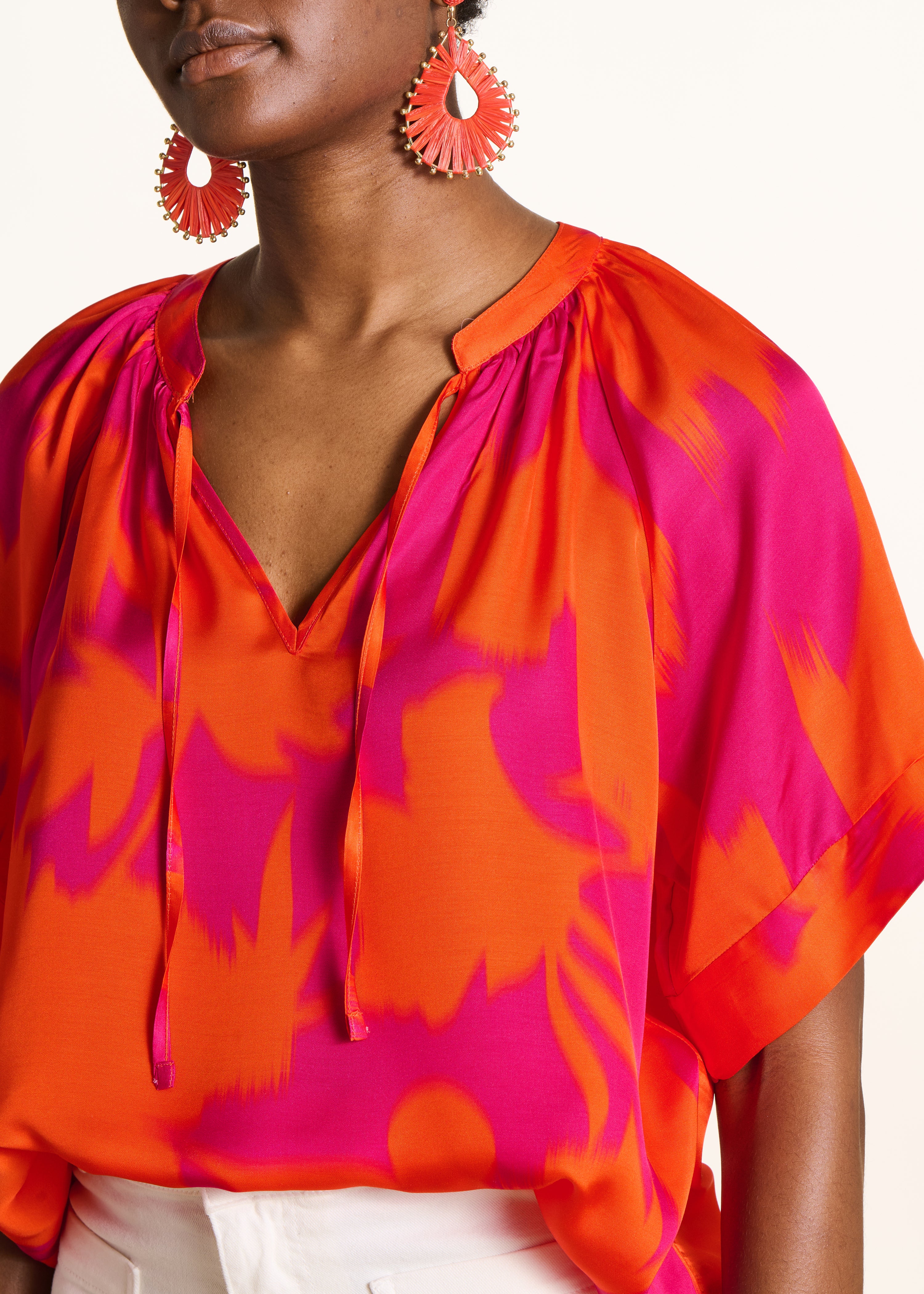 Top ampio in satin con stampa floreale rosa e arancione