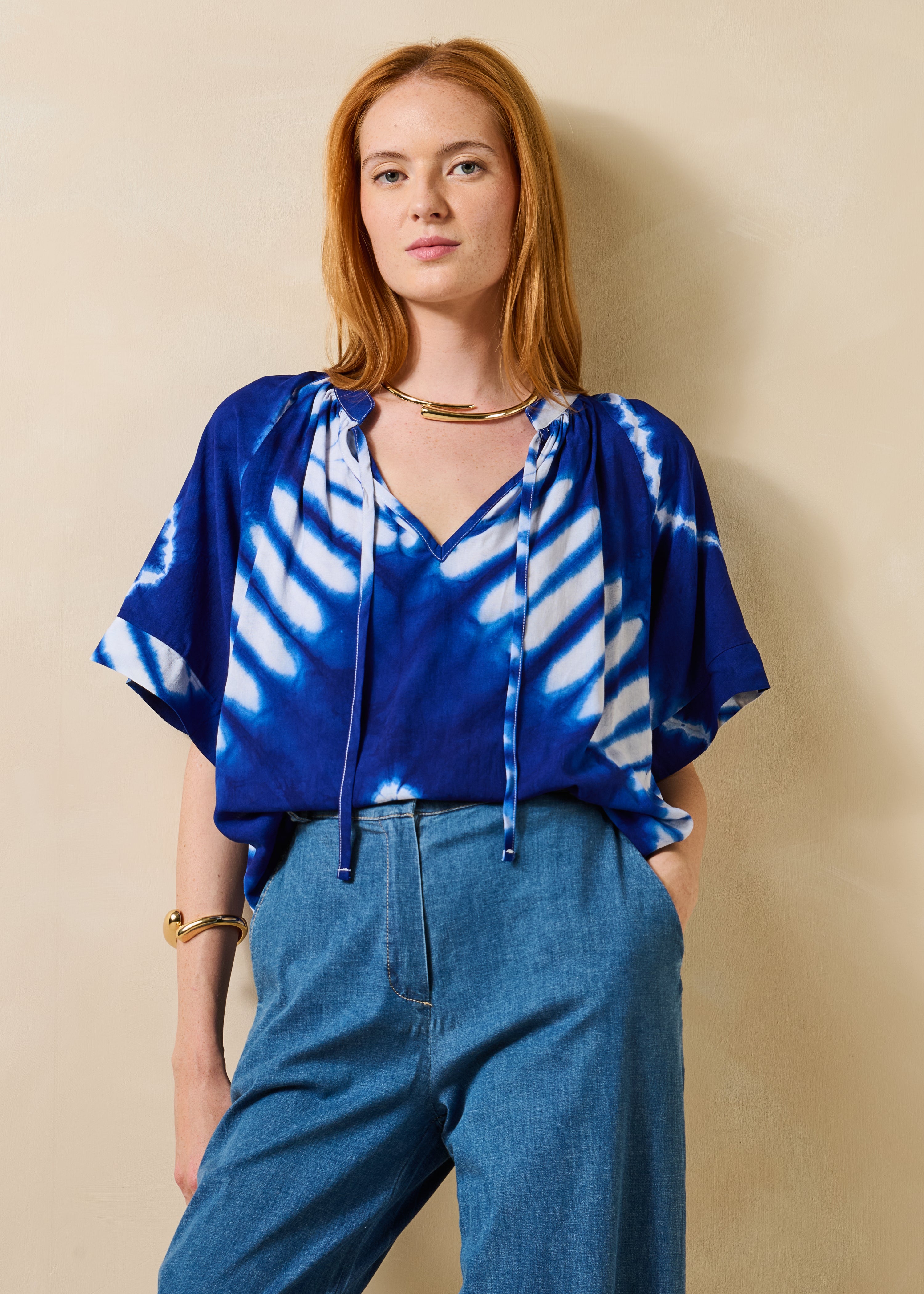 Top ampio blu con stampa e maniche corte