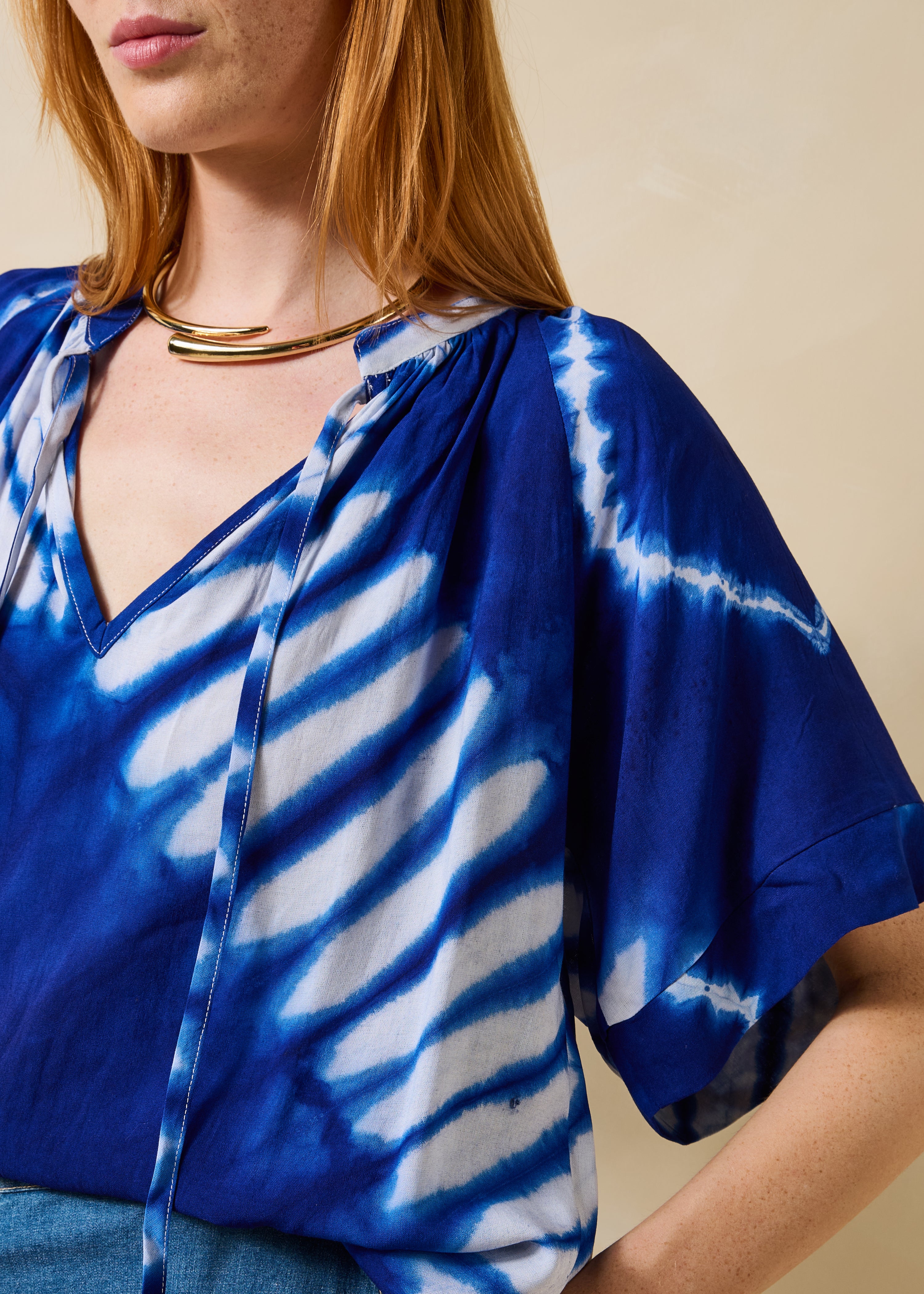 Top ampio blu con stampa e maniche corte