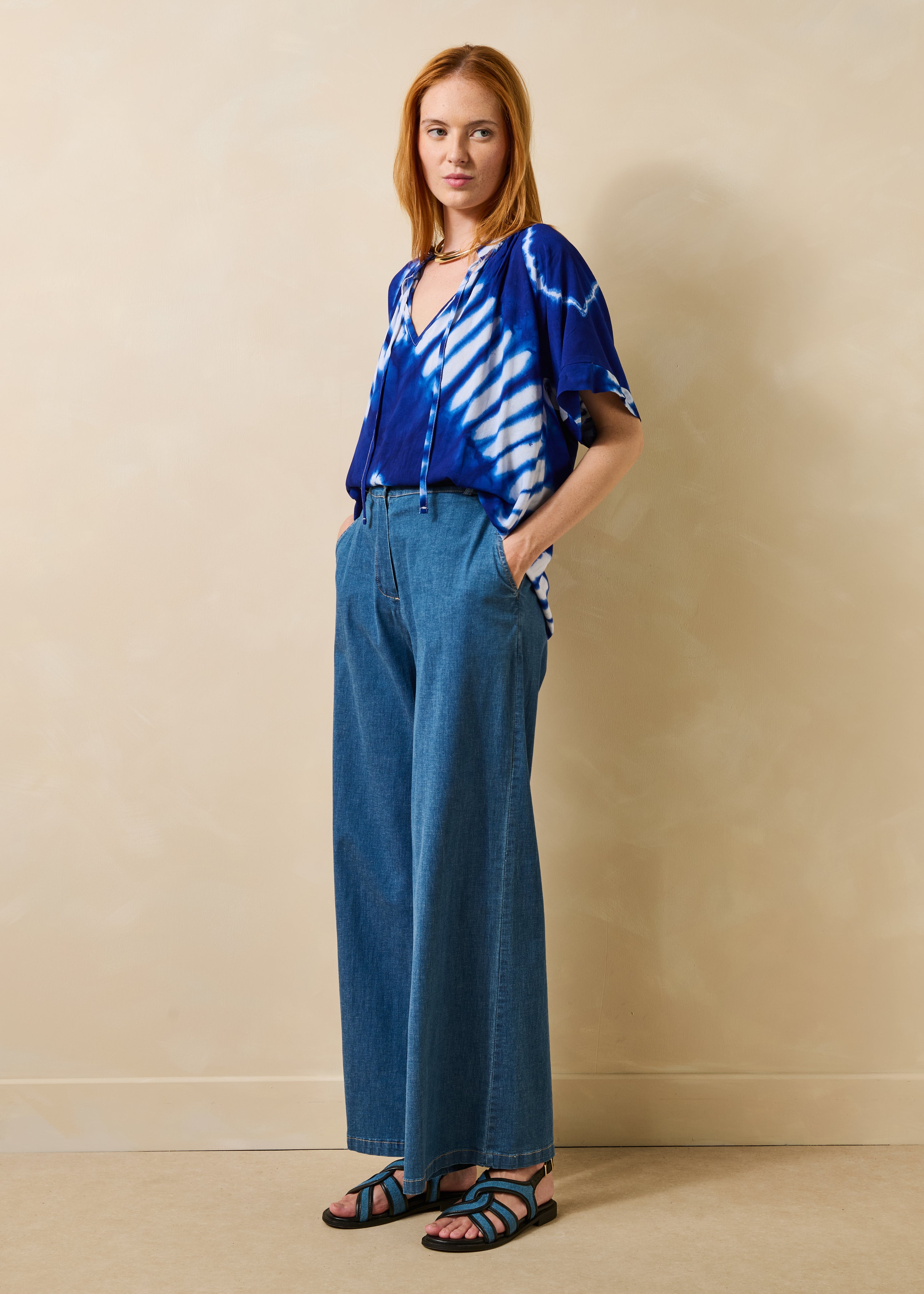 Top ampio blu con stampa e maniche corte