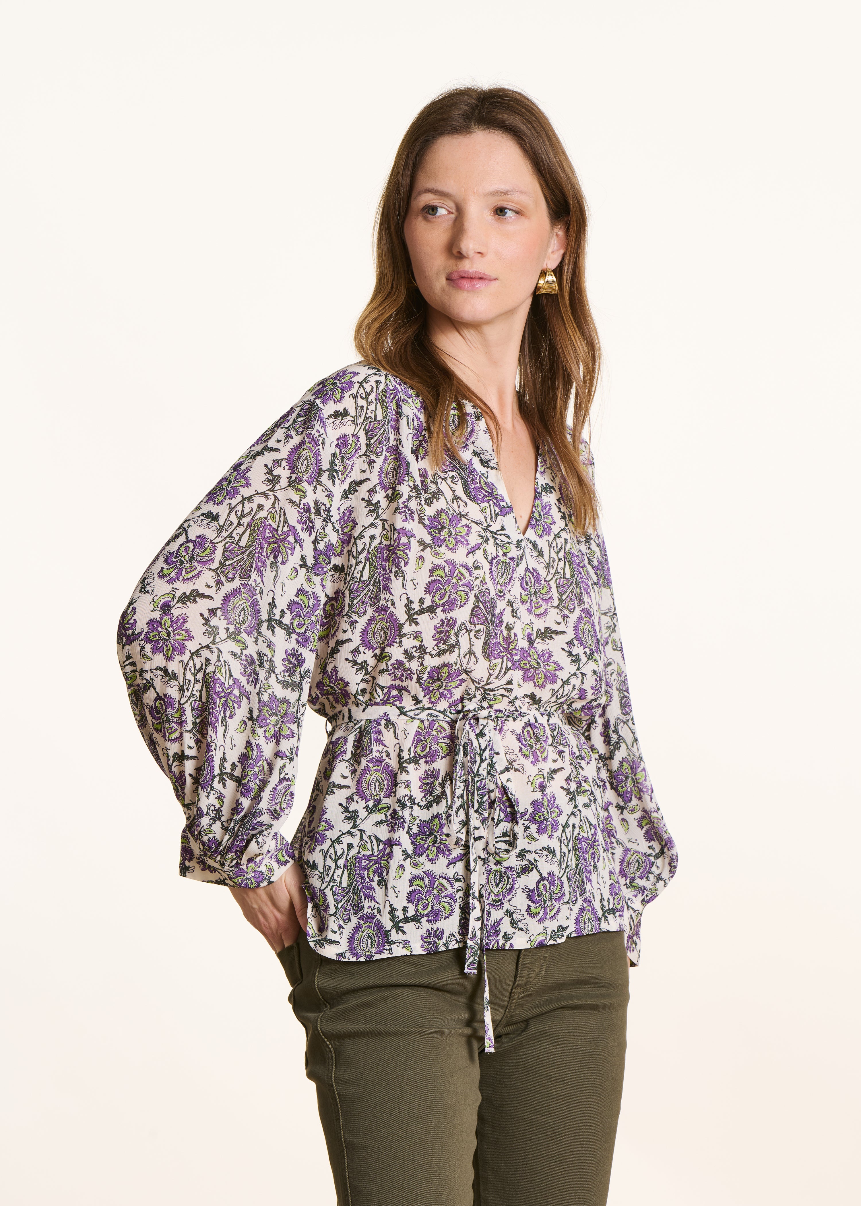 Top largo violeta com estampado floral e mangas compridas