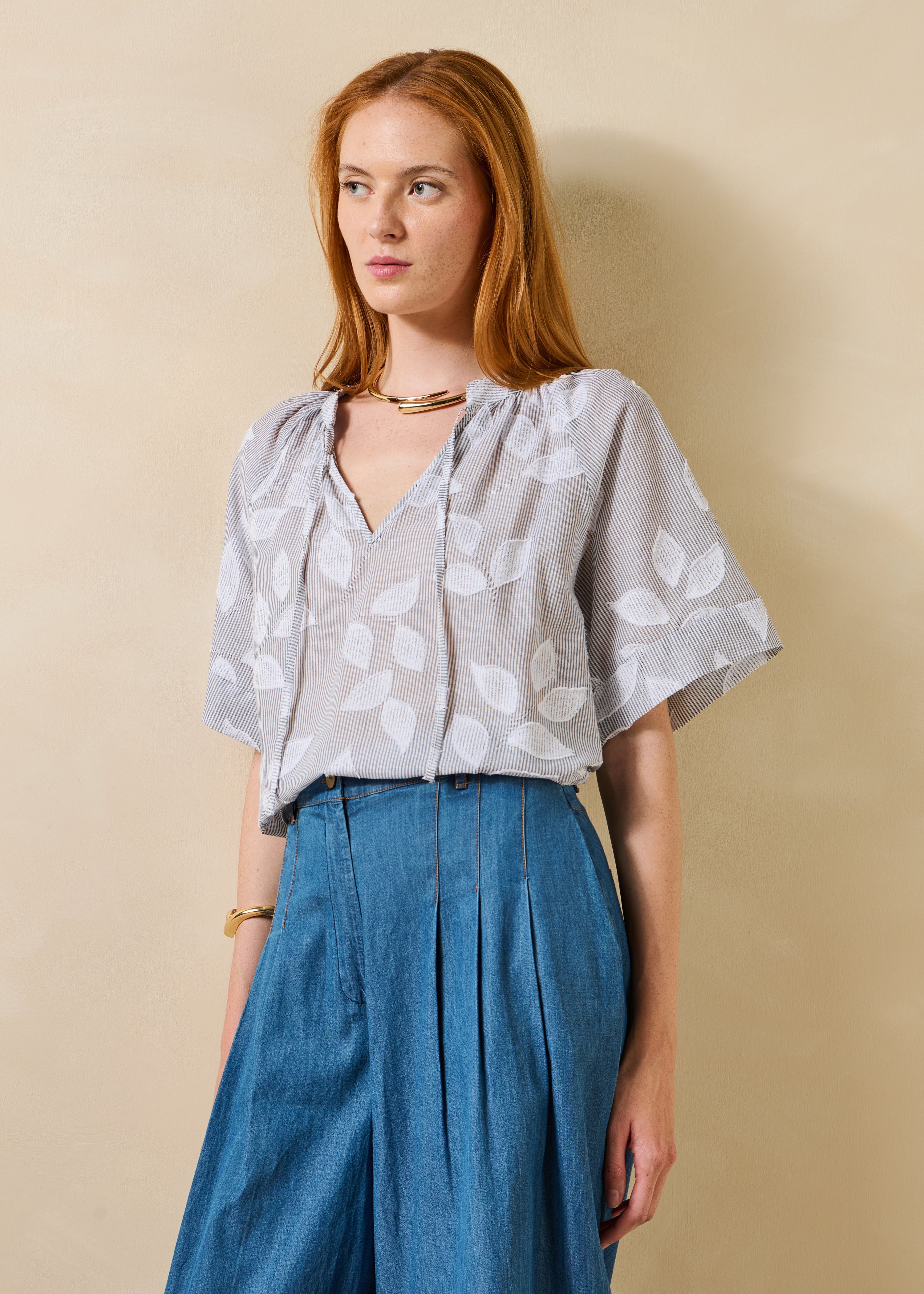 Loose floral gray cotton top with short sleeves