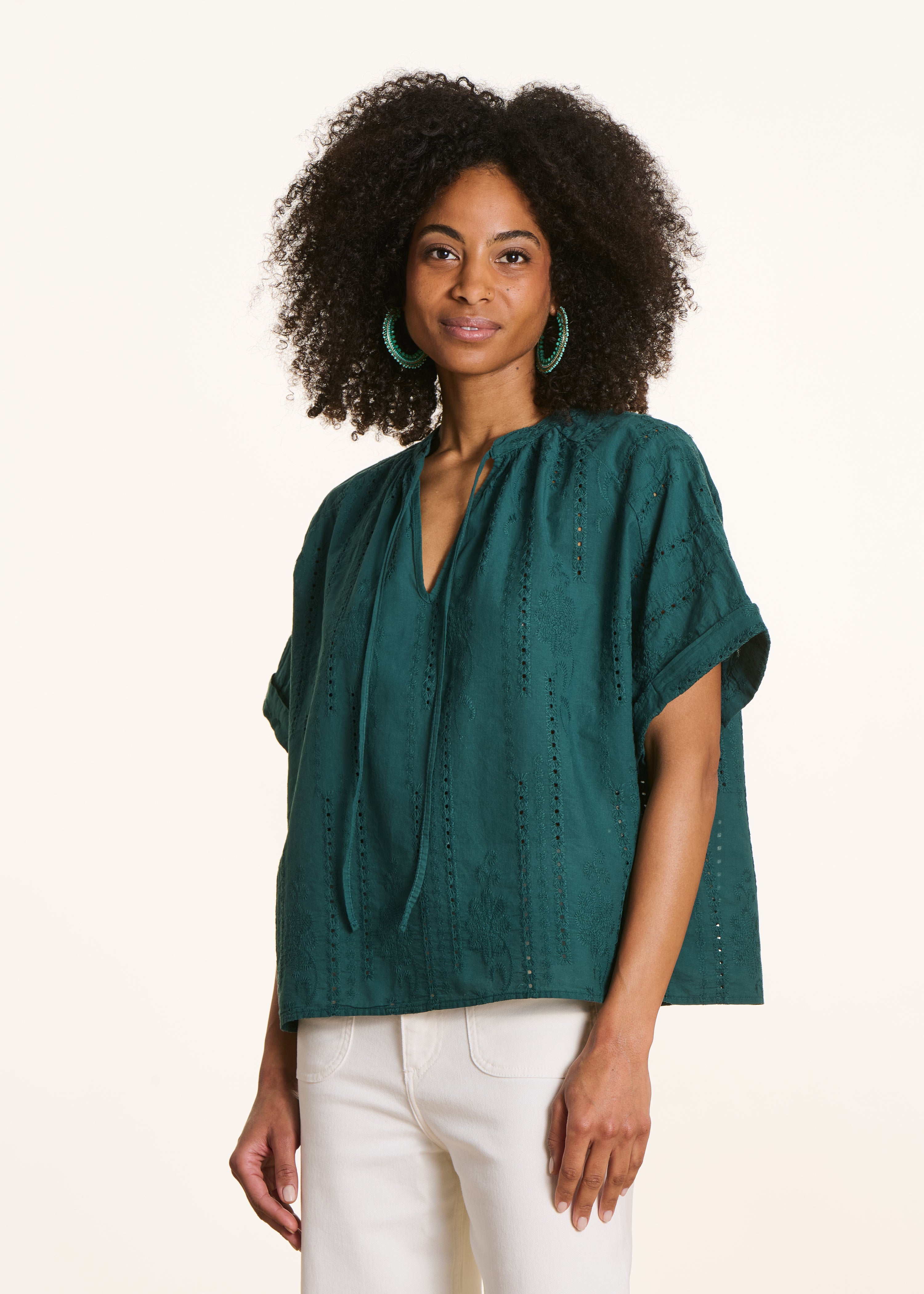Losvallende blouse in donkergroen met Engelse borduurwerk