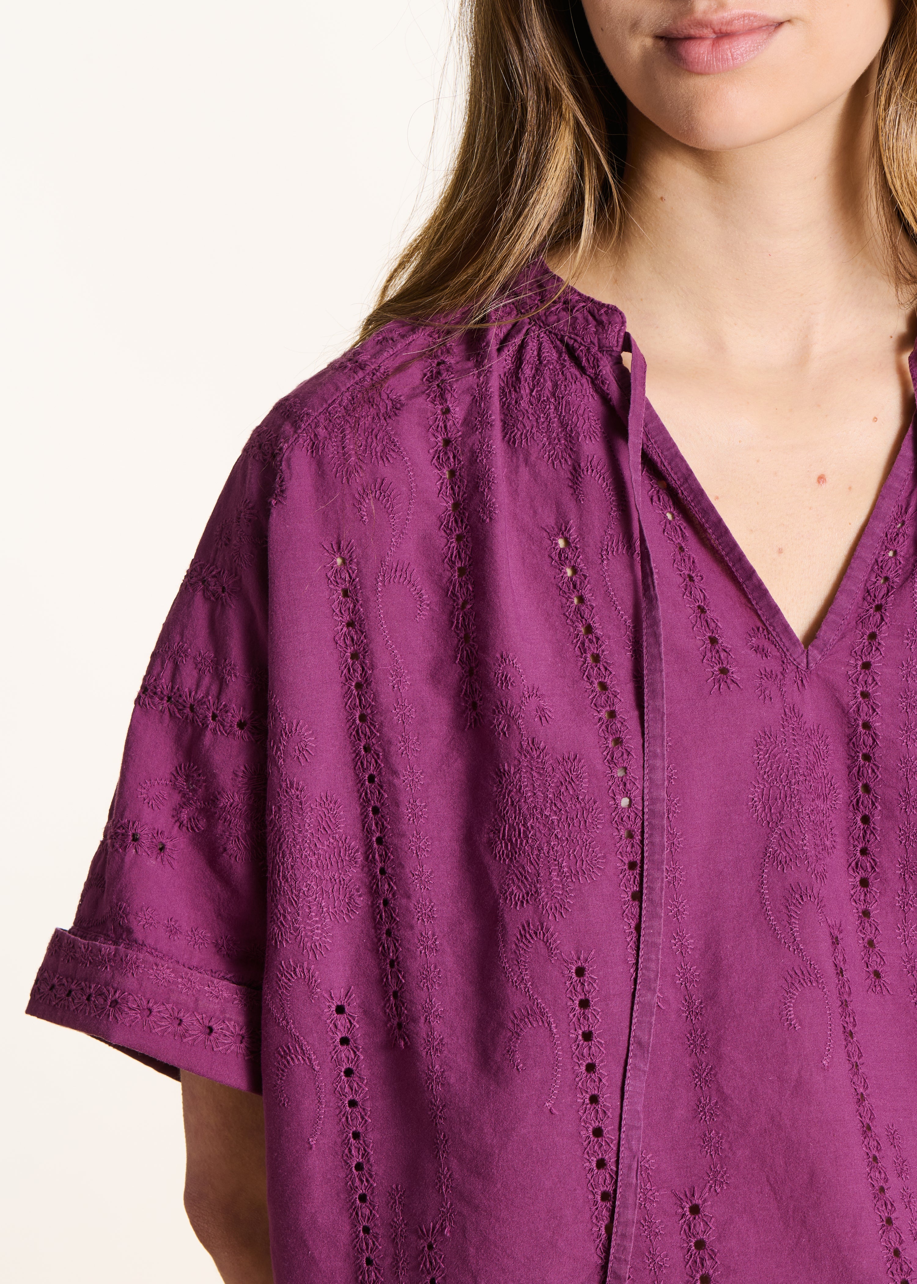 Loose purple blouse in eyelet embroidery