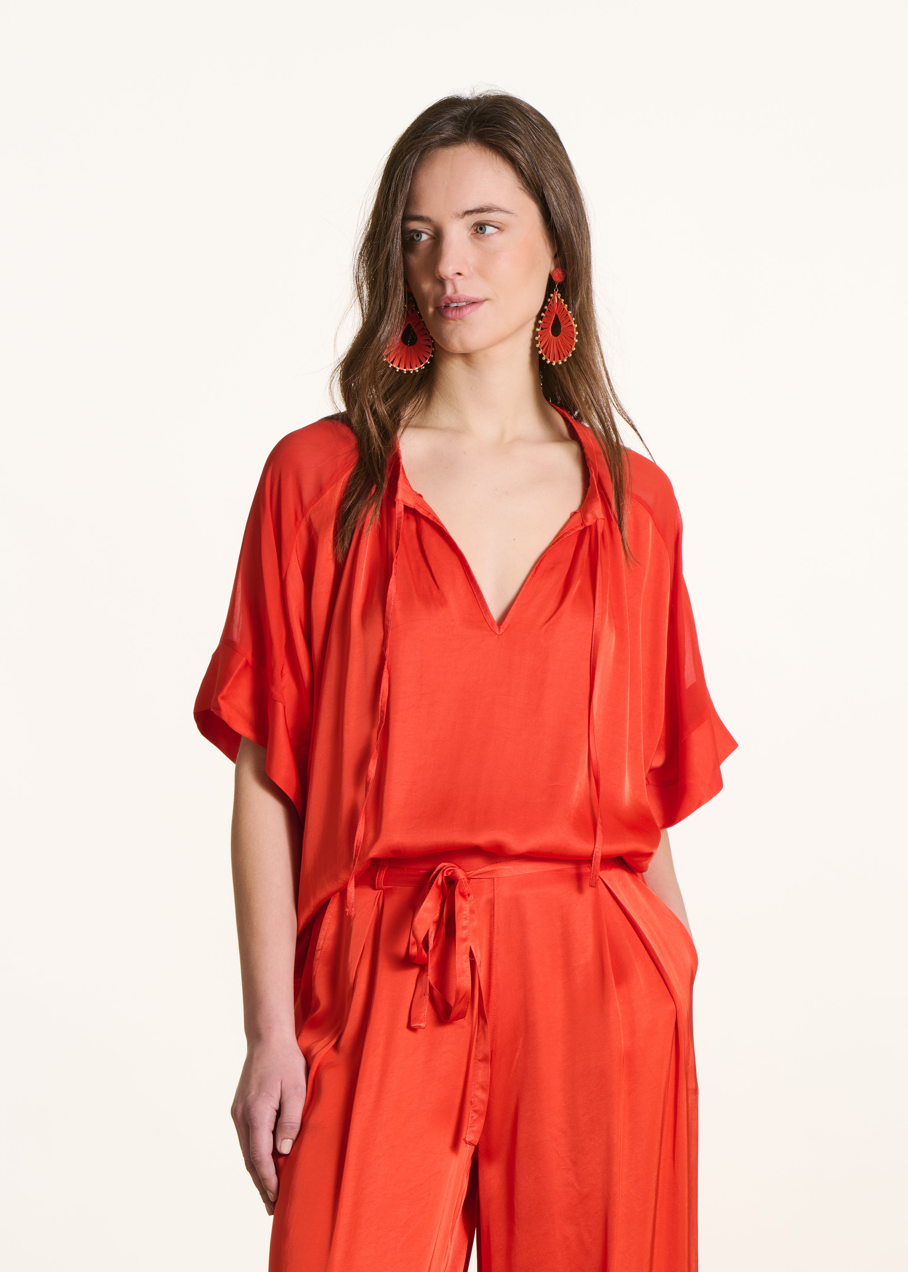 Weite orangefarbene Bluse aus Satin