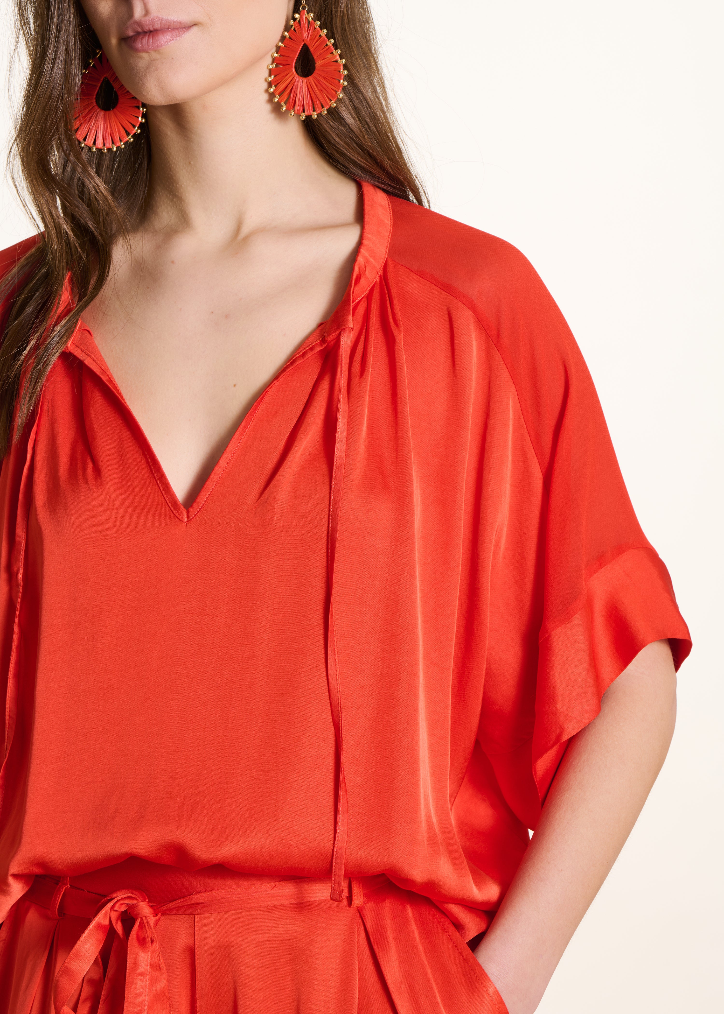 Weite orangefarbene Bluse aus Satin