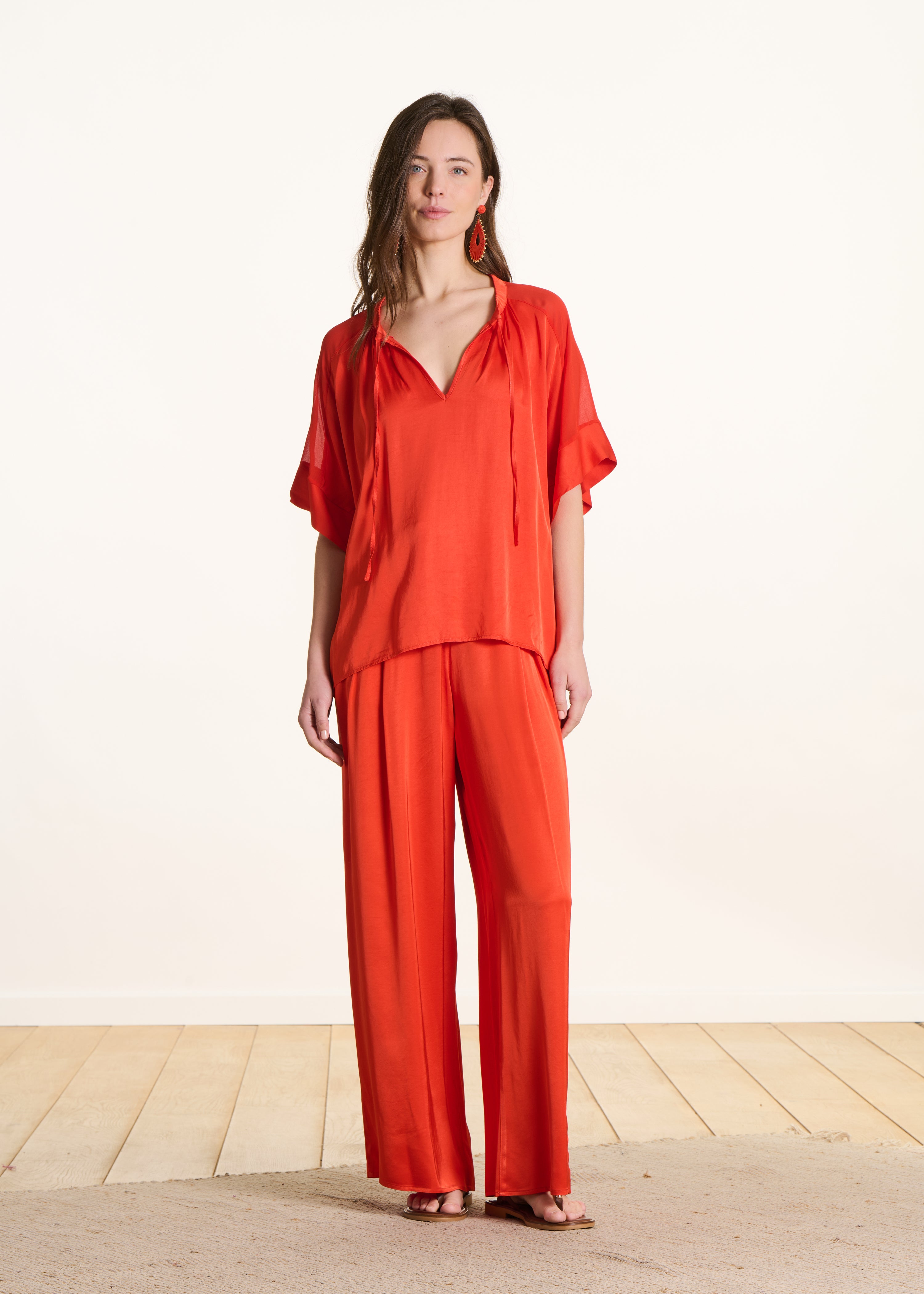 Weite orangefarbene Bluse aus Satin
