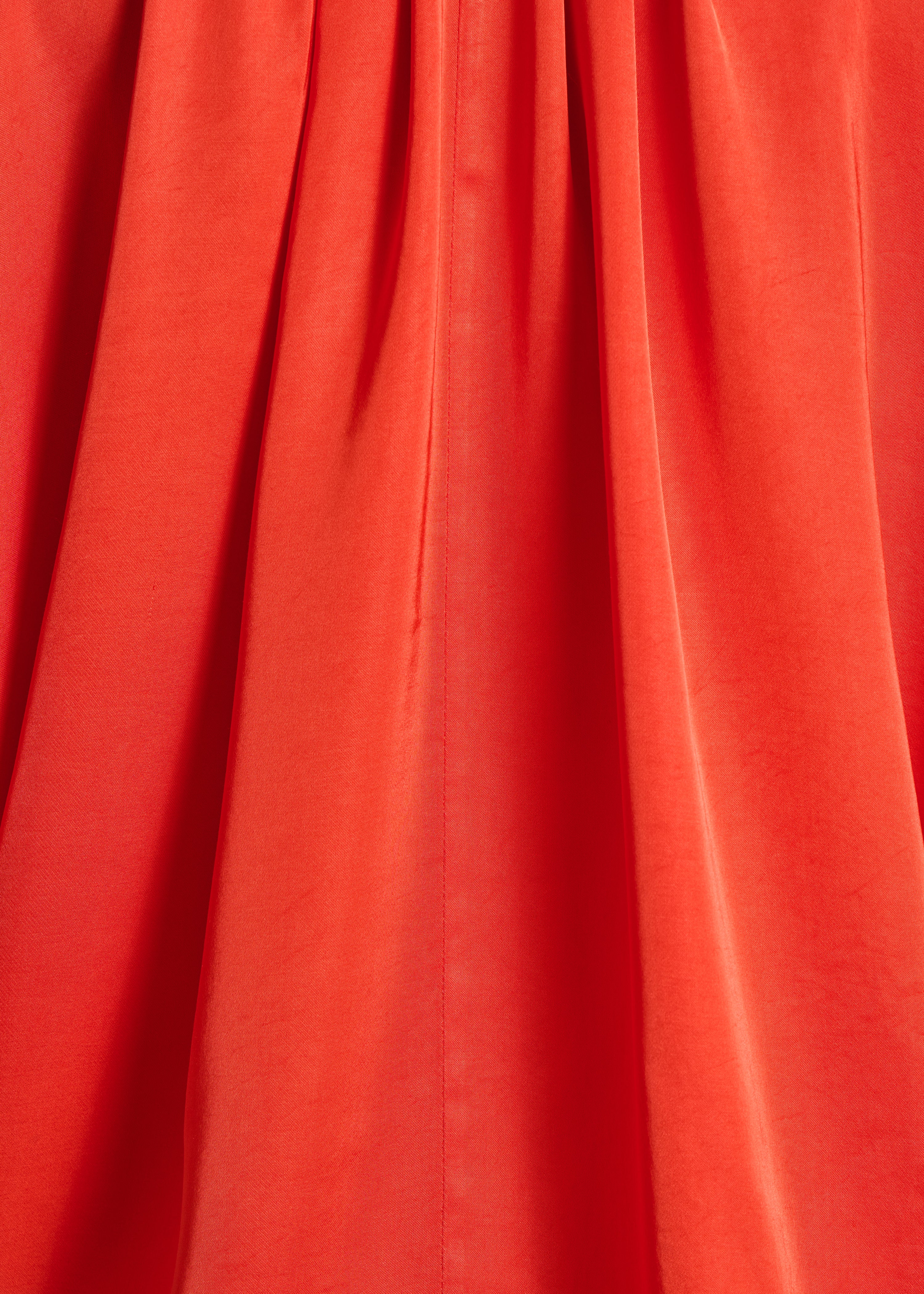 Weite orangefarbene Bluse aus Satin