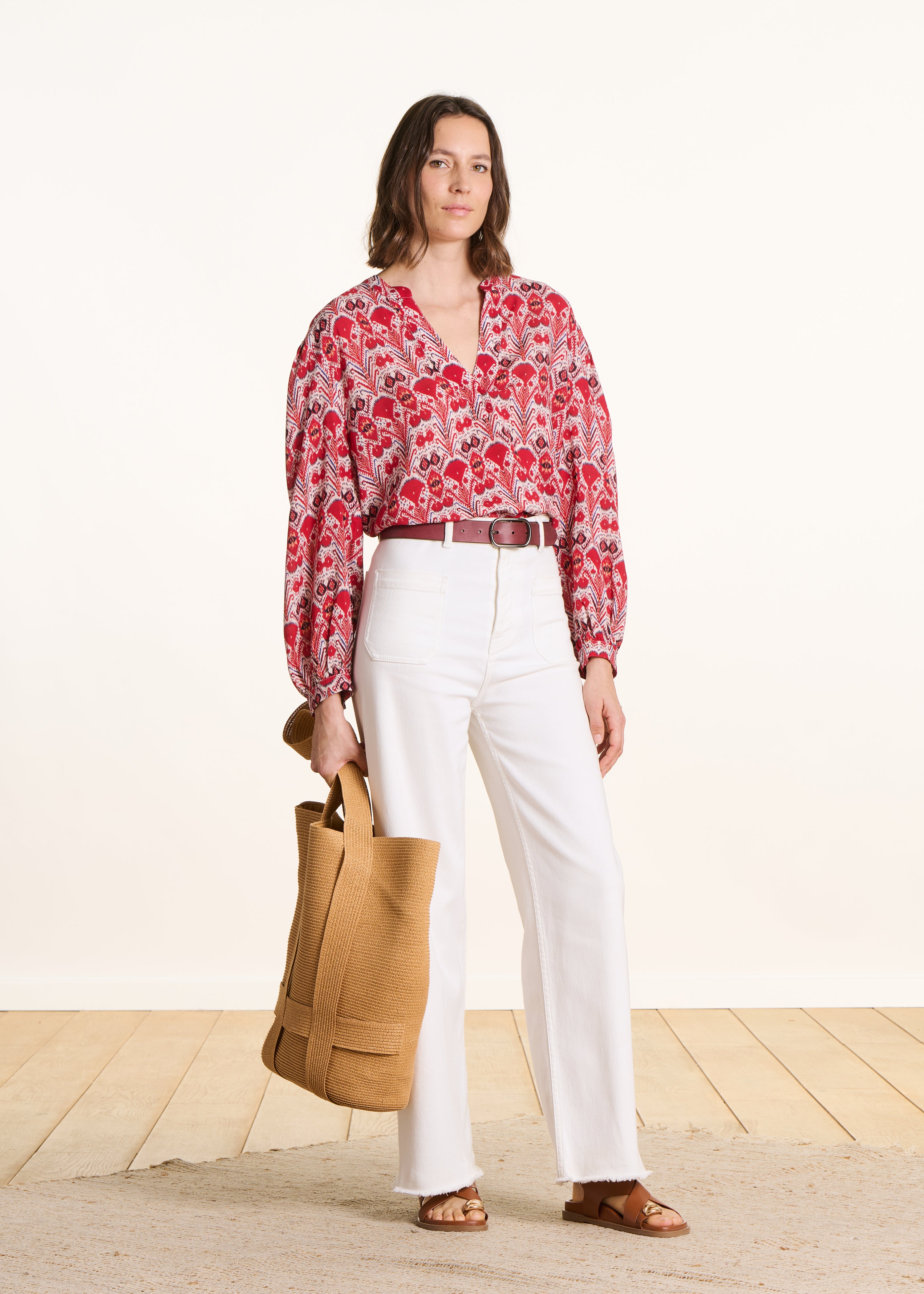 Top rojo amplio con estampado y mangas largas