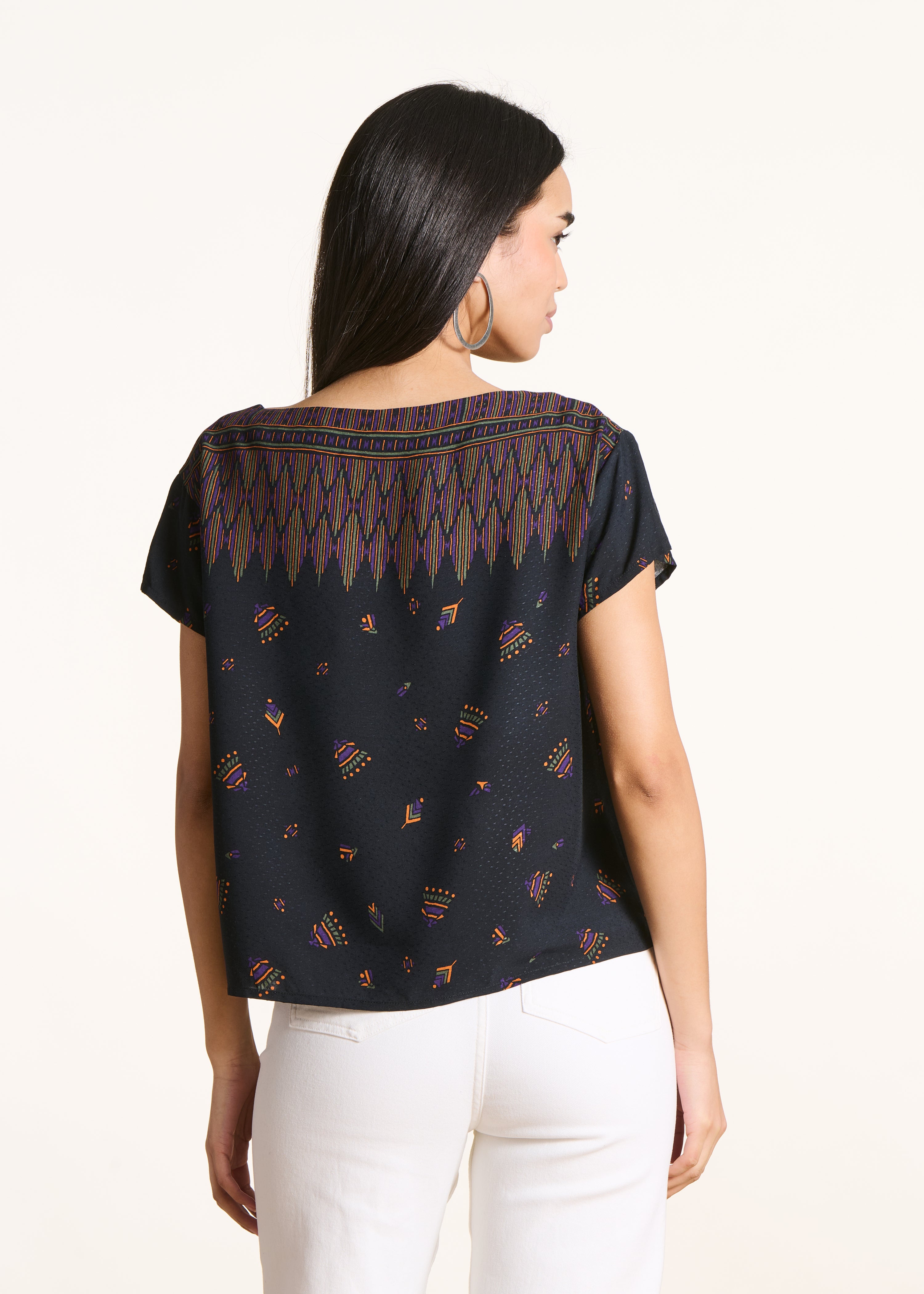 Top corto nero con stampa e maniche corte