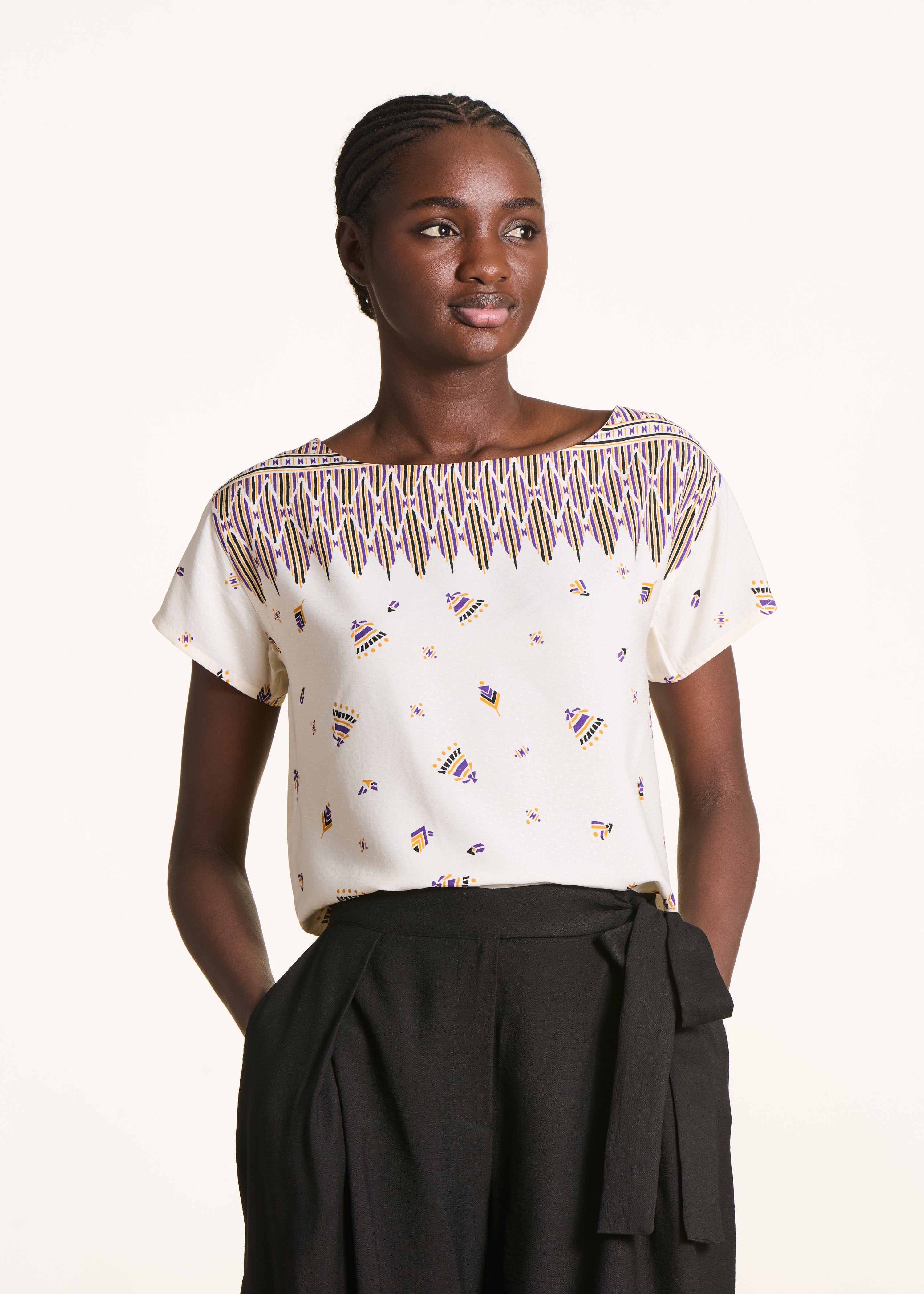 Short cream top with print and short sleeves