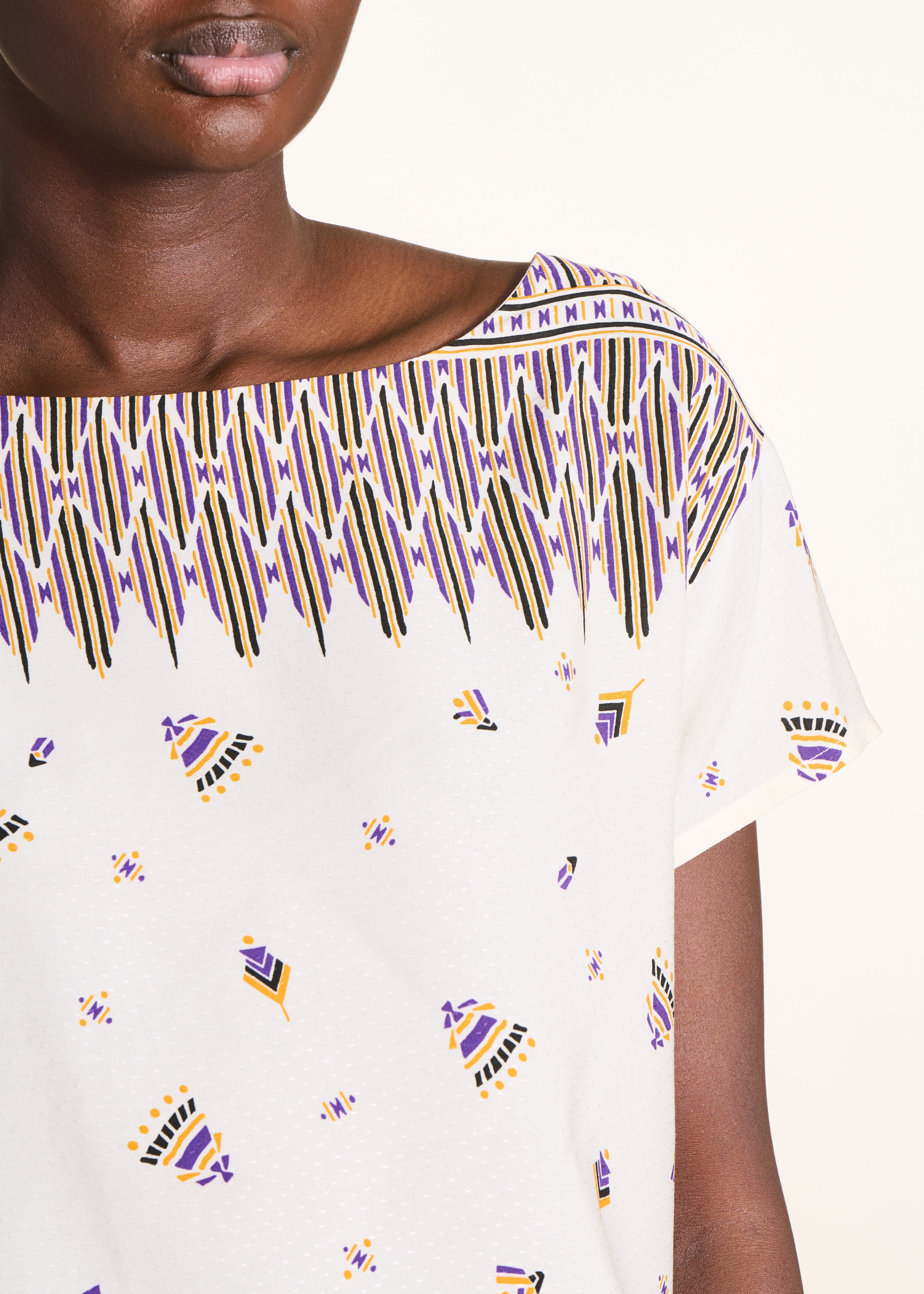 Short cream top with print and short sleeves