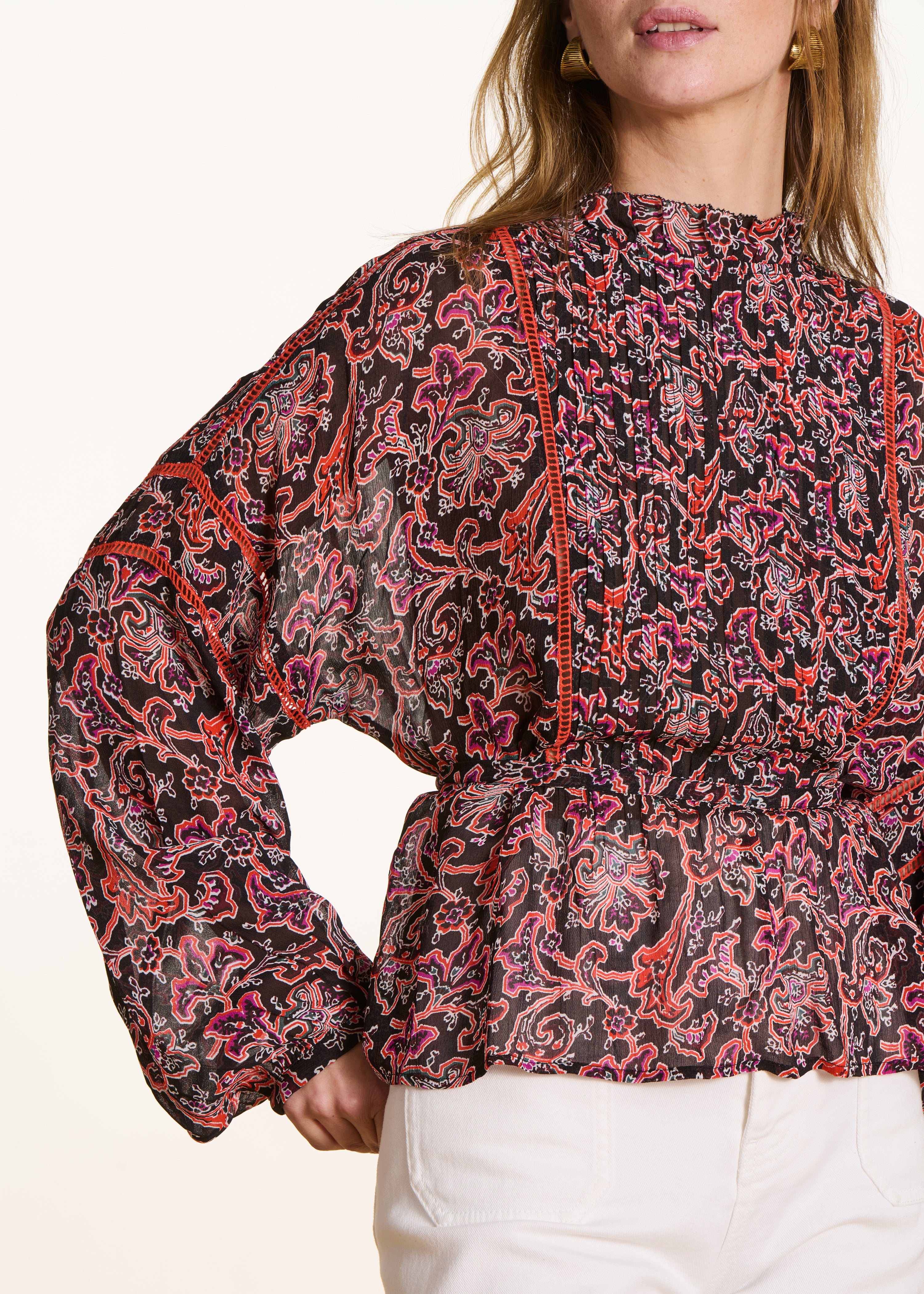 Blusa preta de manga comprida com estampado floral