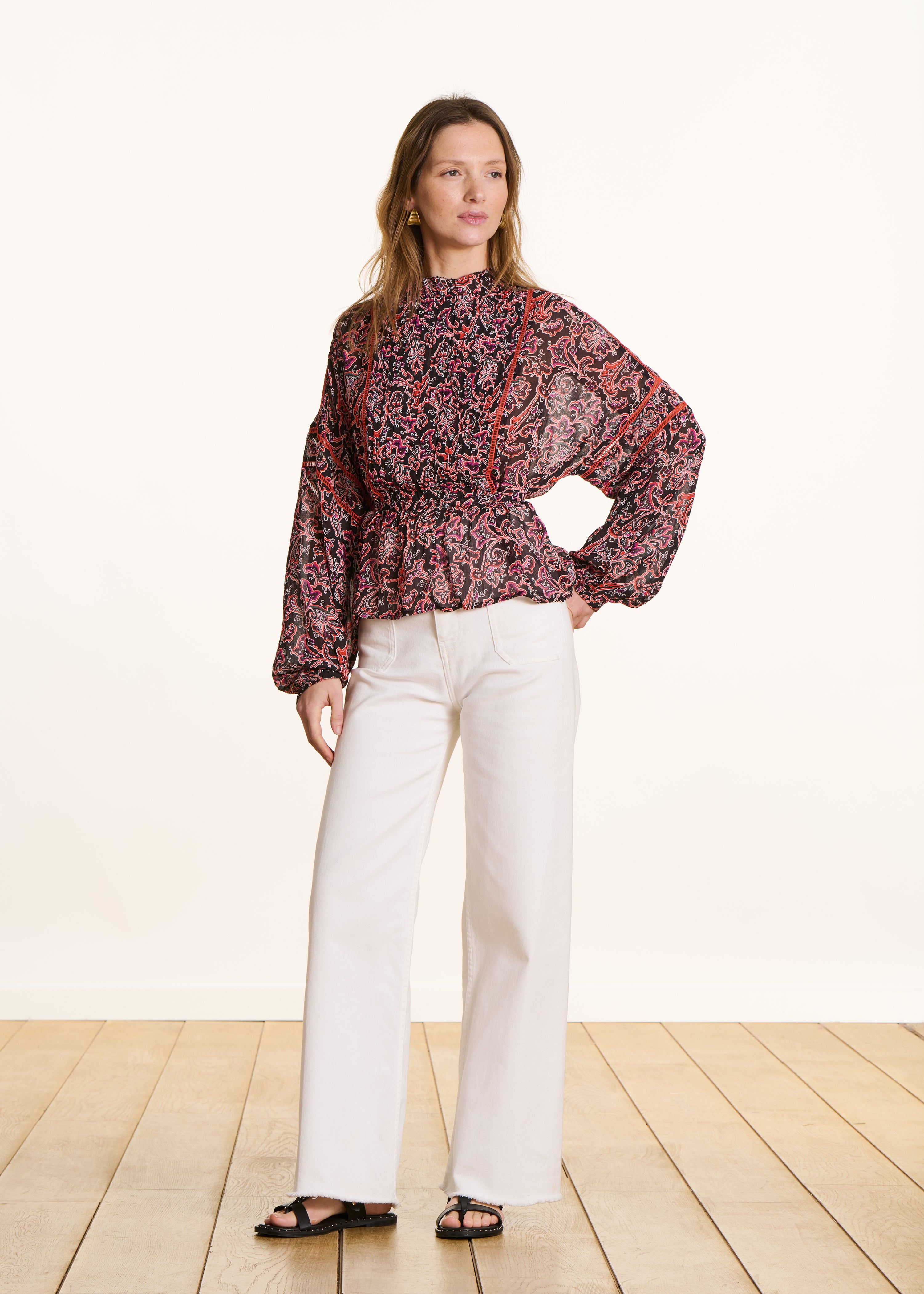 Blusa preta de manga comprida com estampado floral