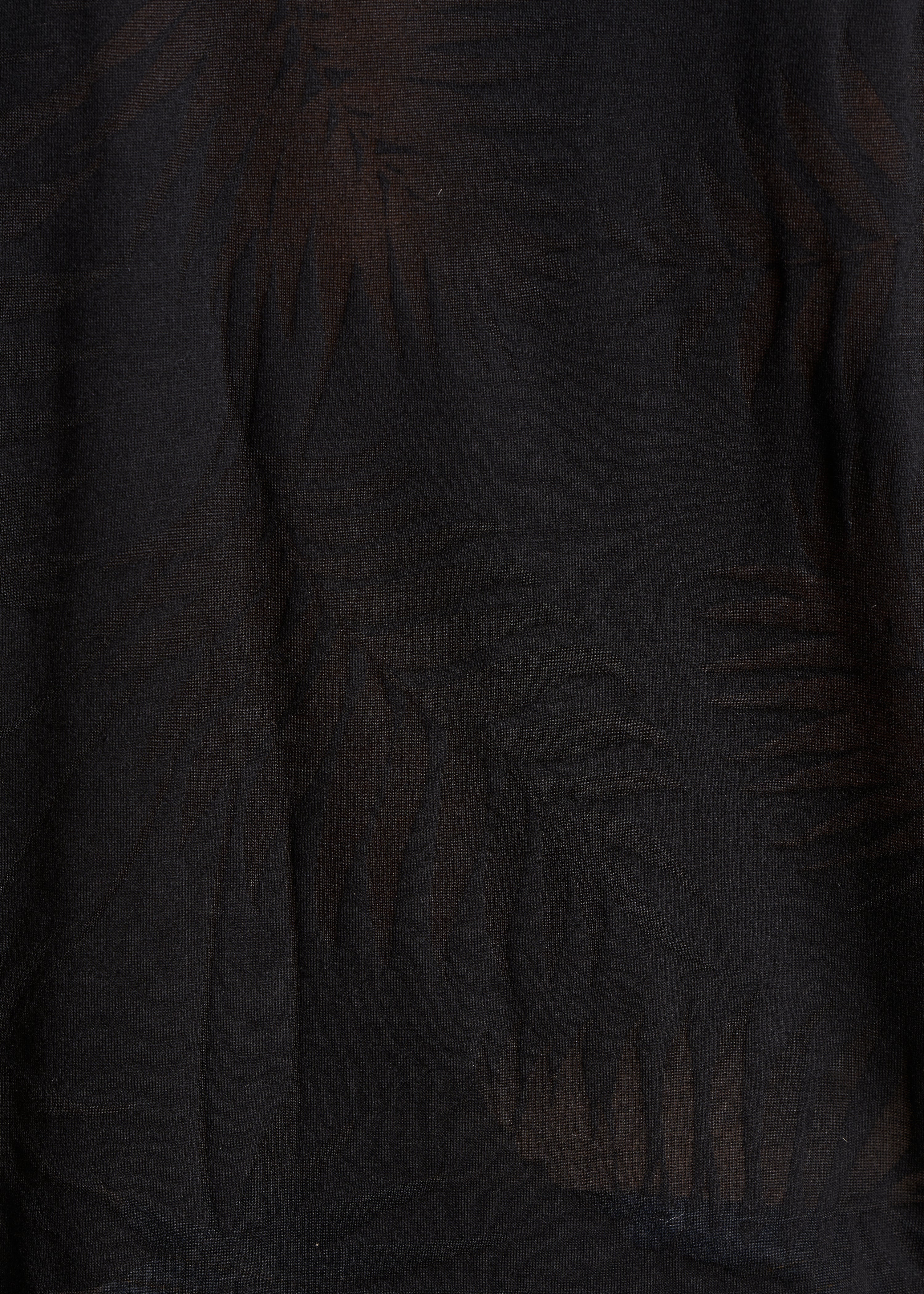 Gerades T-Shirt in schwarz mit V-Ausschnitt und kurzen Ärmeln