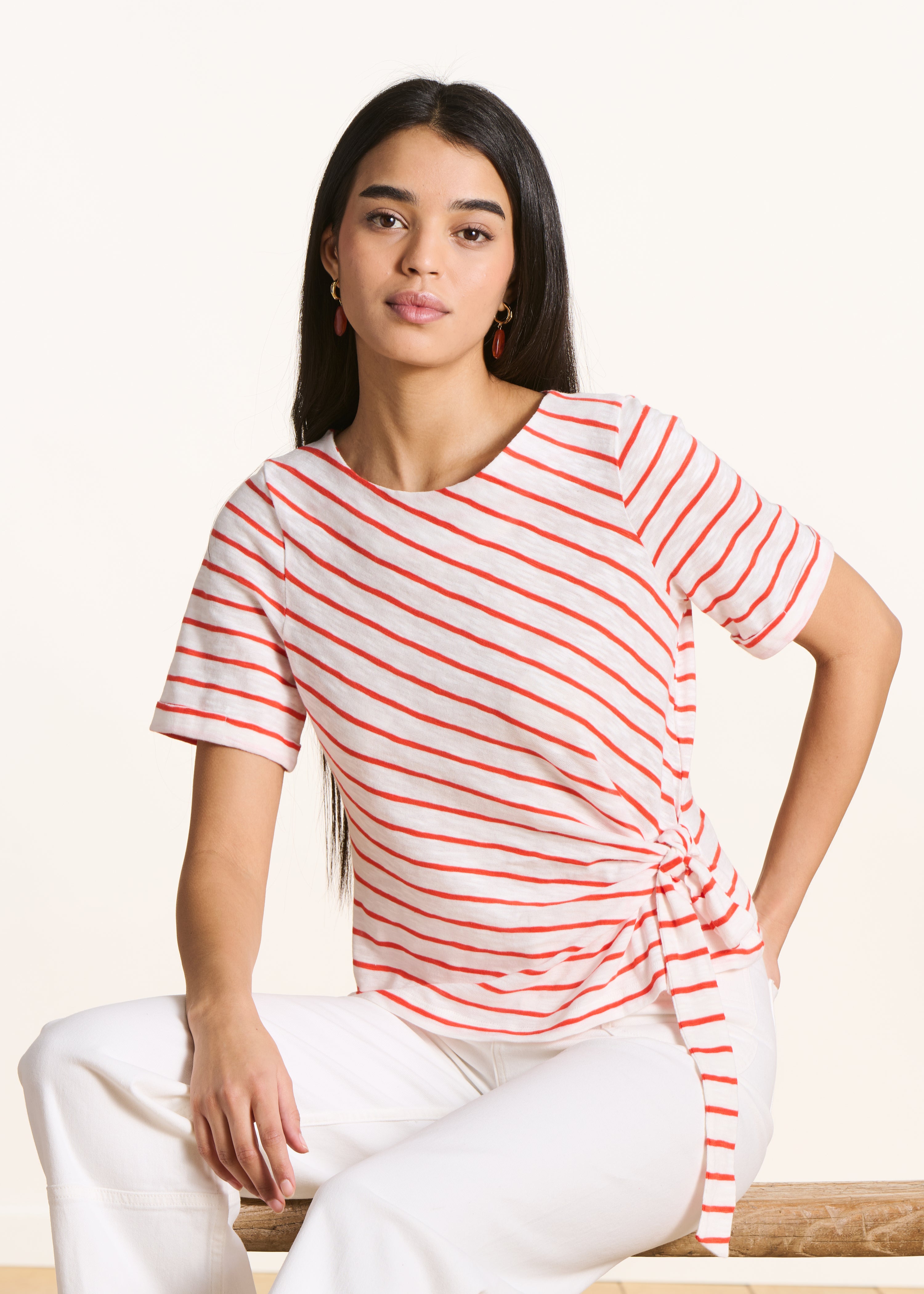 Ecru T-shirt met oranje strepen en korte mouwen