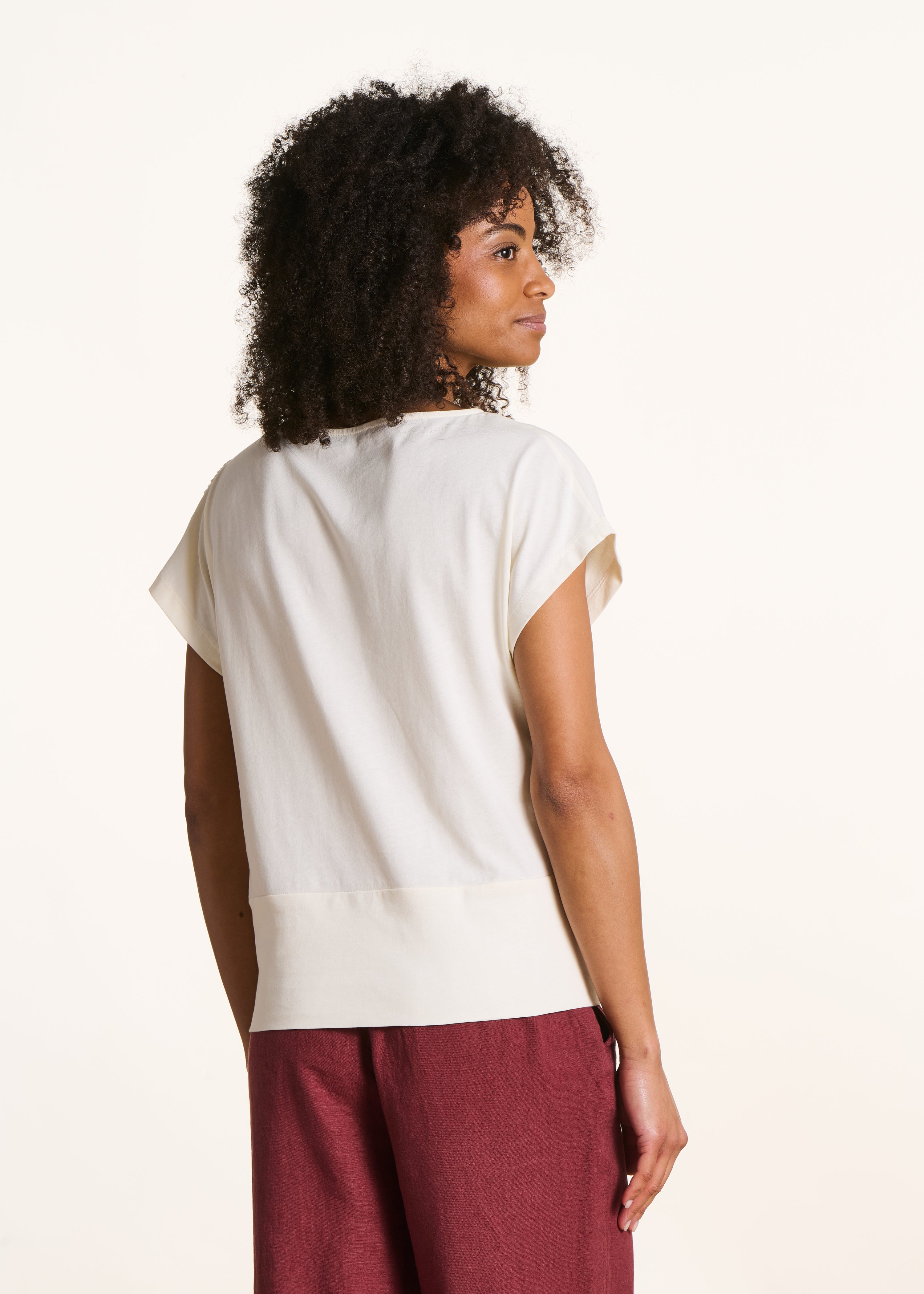 T-shirt écru de manga curta em algodão biológico