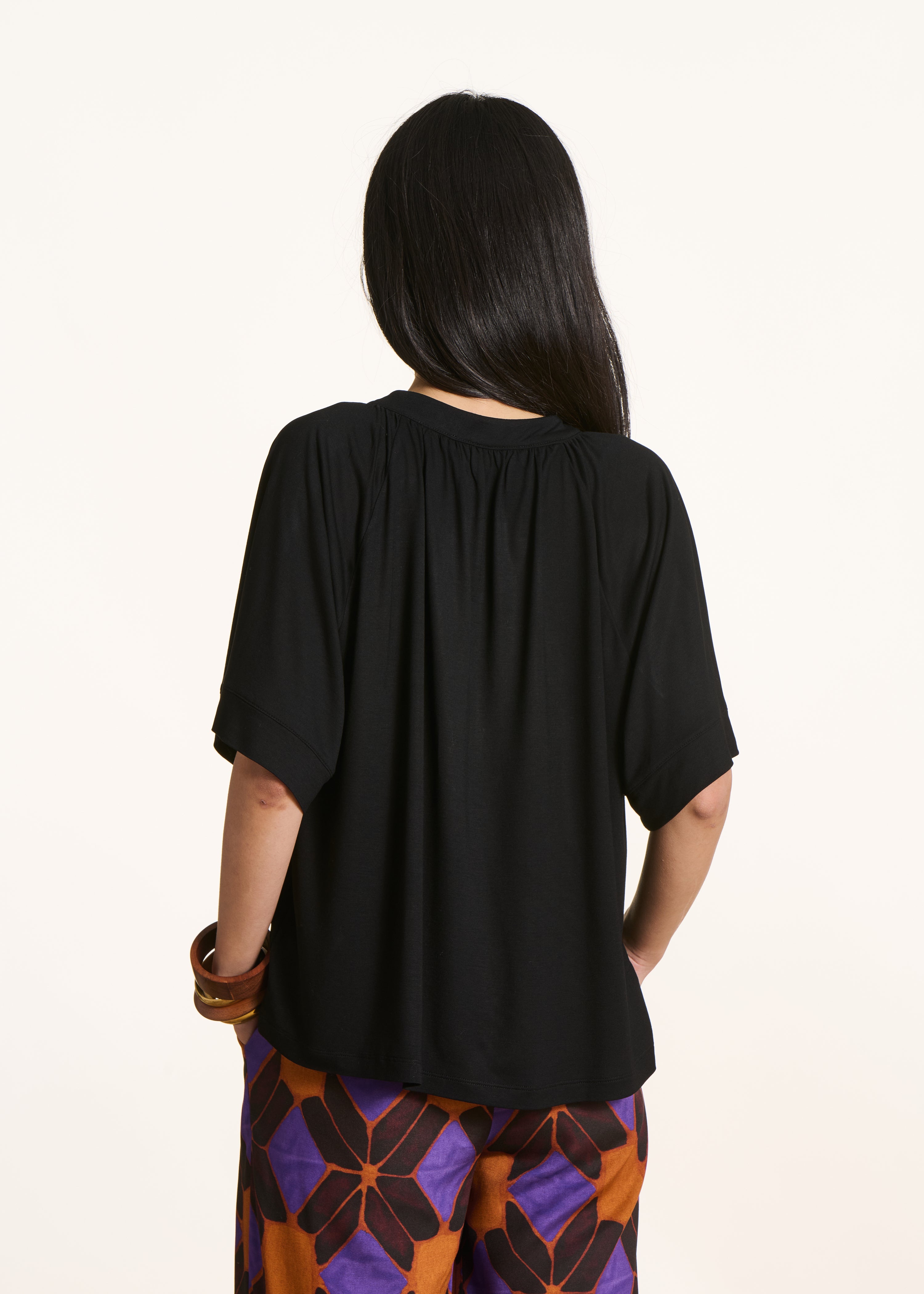 Loose black short-sleeve T-shirt