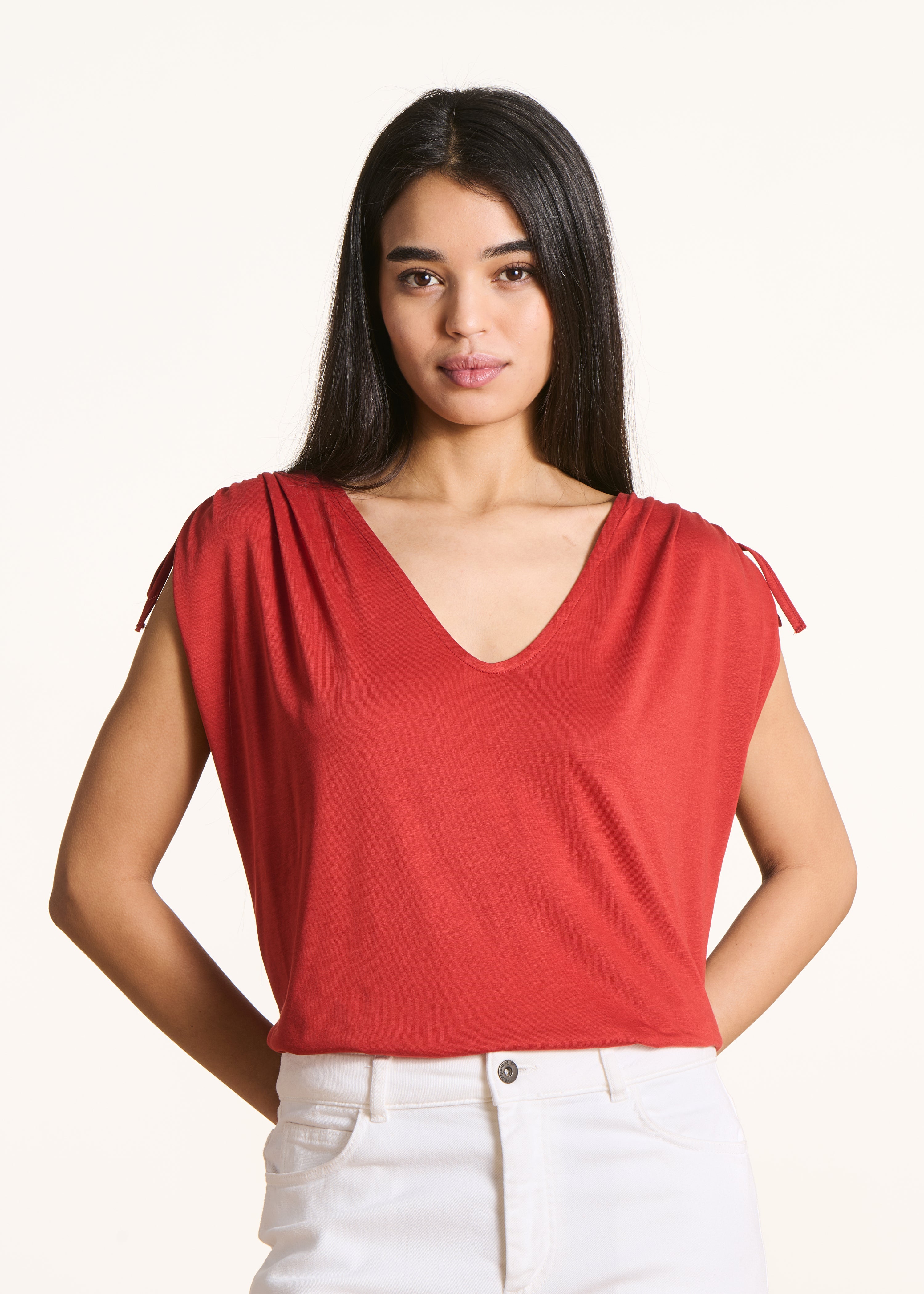 T-shirt larga vermelha com decote em V