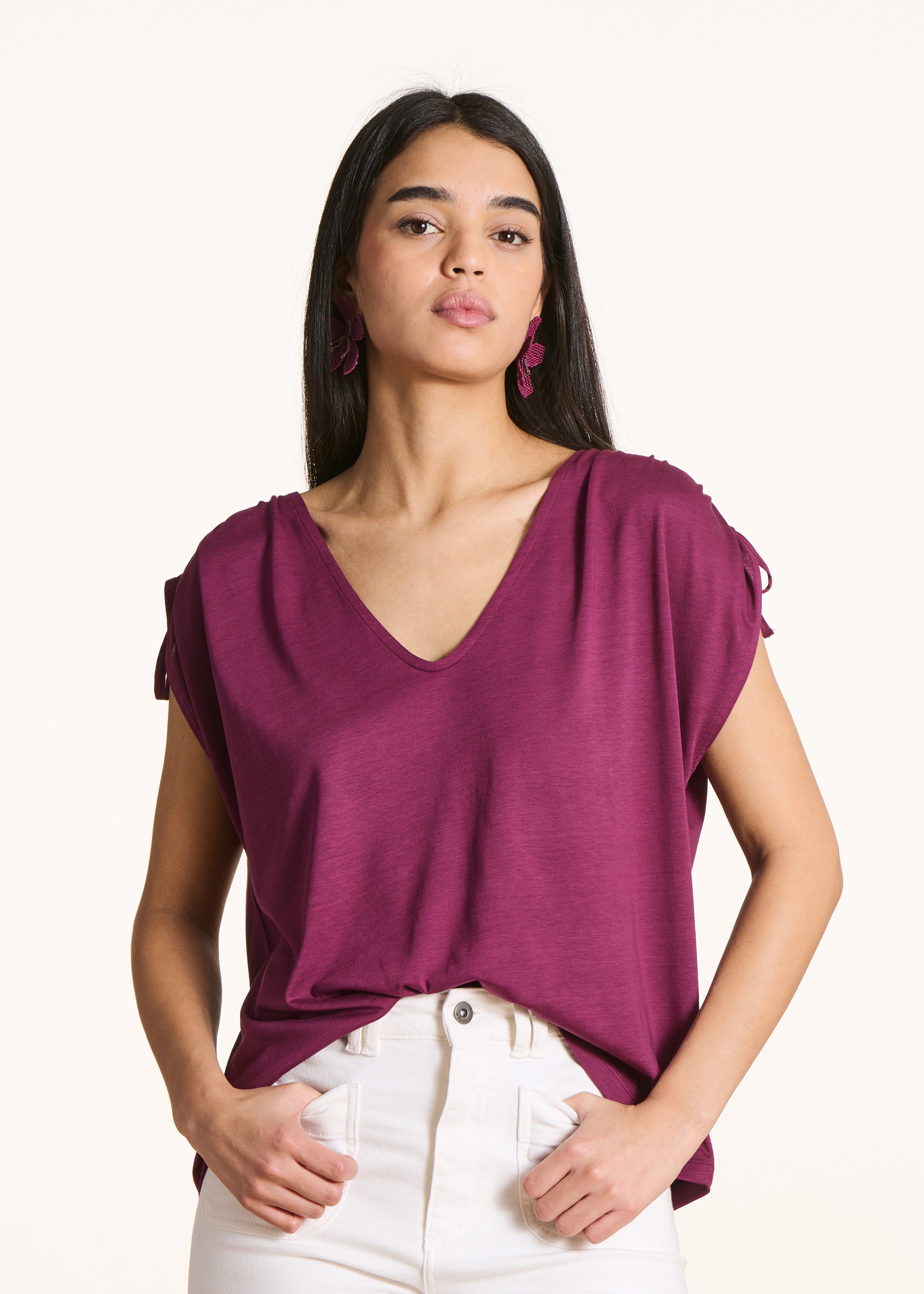 Camiseta amplia violeta con cuello en V