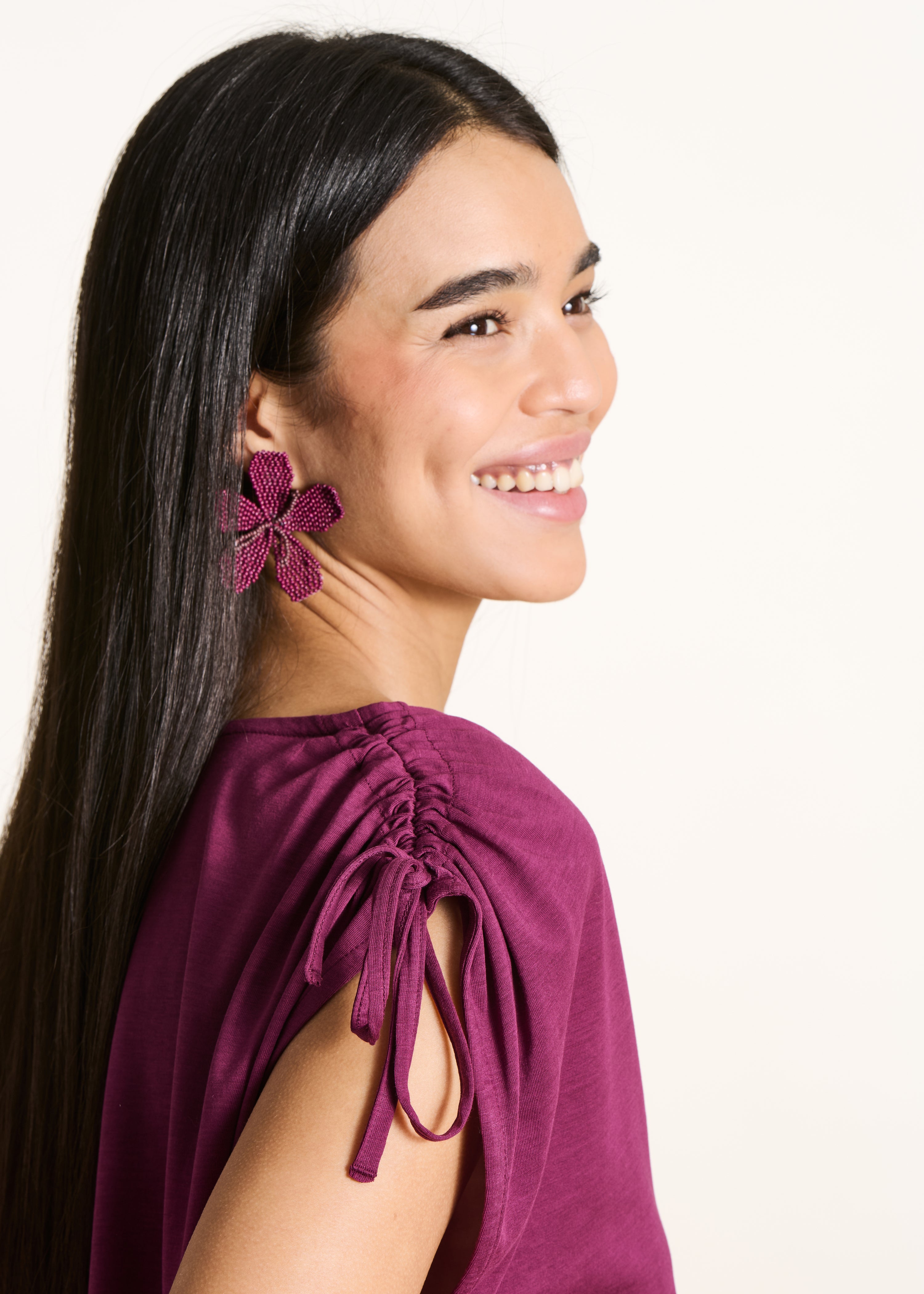 Camiseta amplia violeta con cuello en V