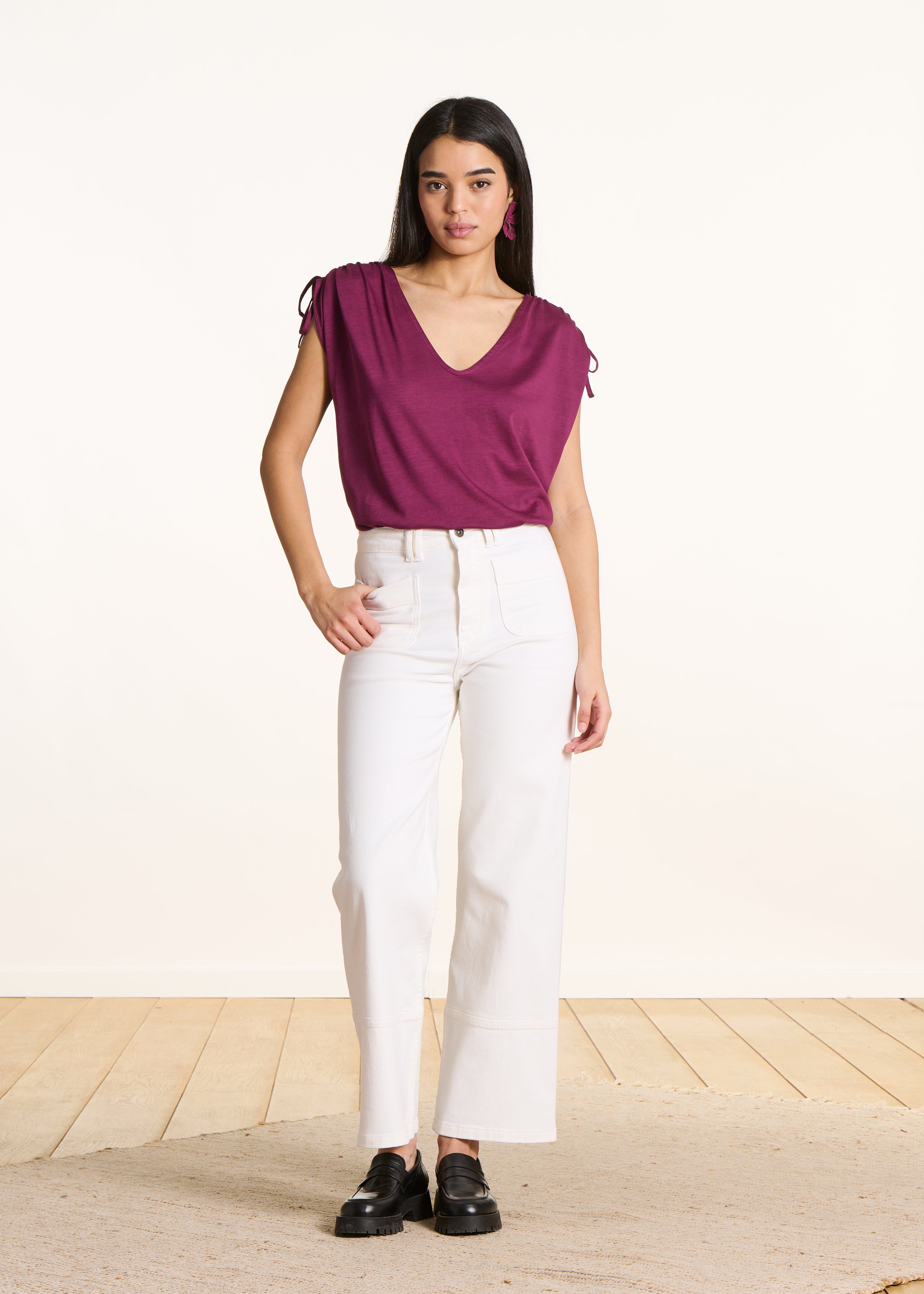 Camiseta amplia violeta con cuello en V