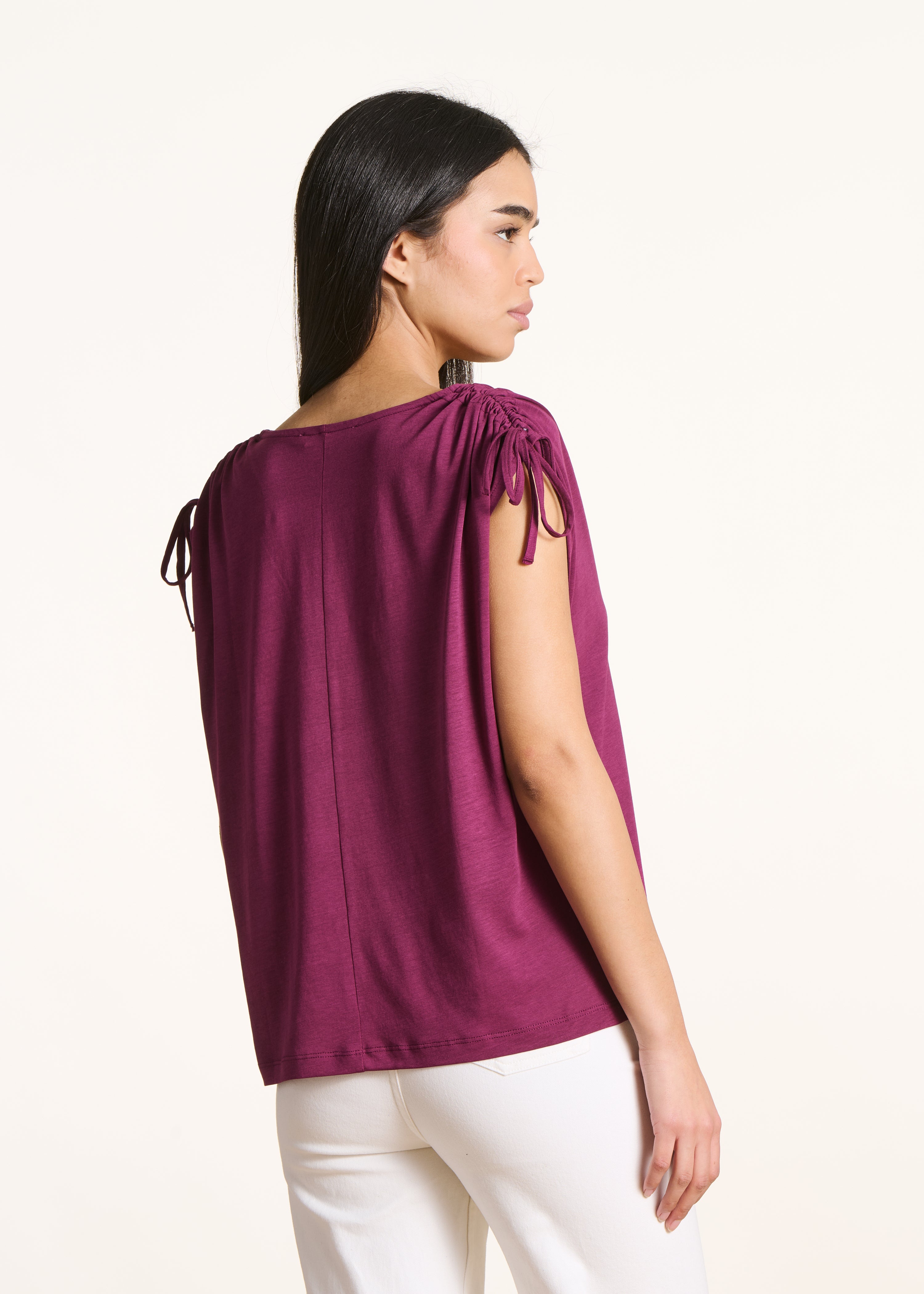 Camiseta amplia violeta con cuello en V