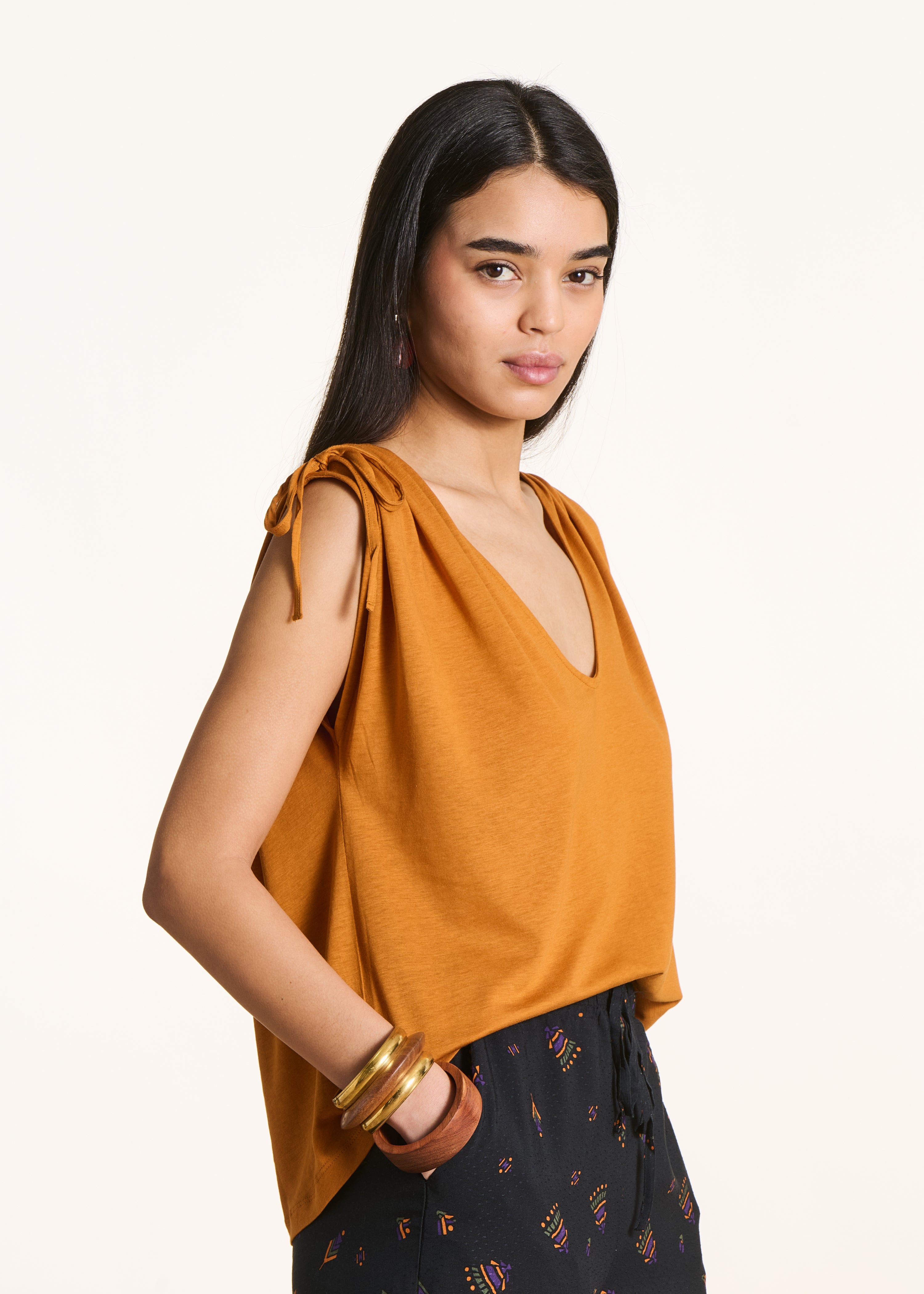 Weites T-Shirt in Ocker mit V-Ausschnitt