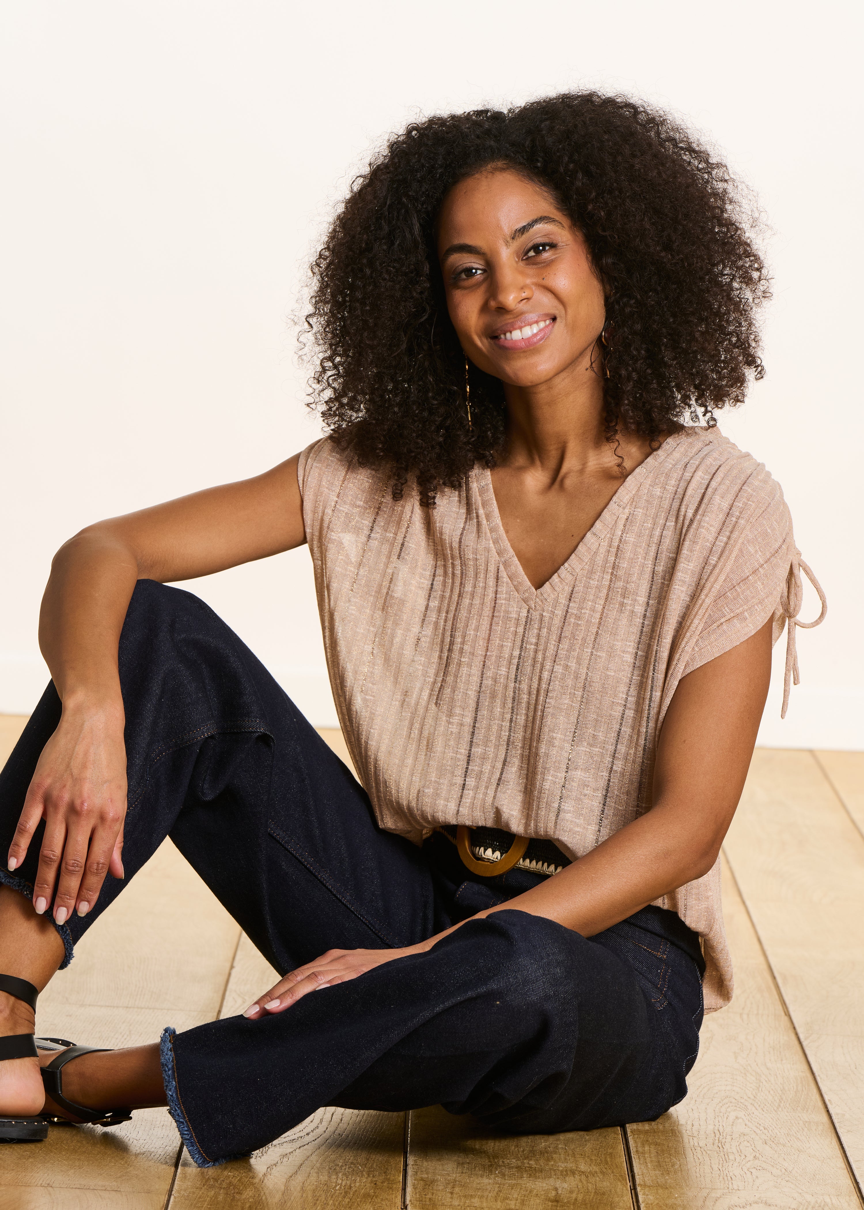 Loose beige shimmering V-neck T-shirt