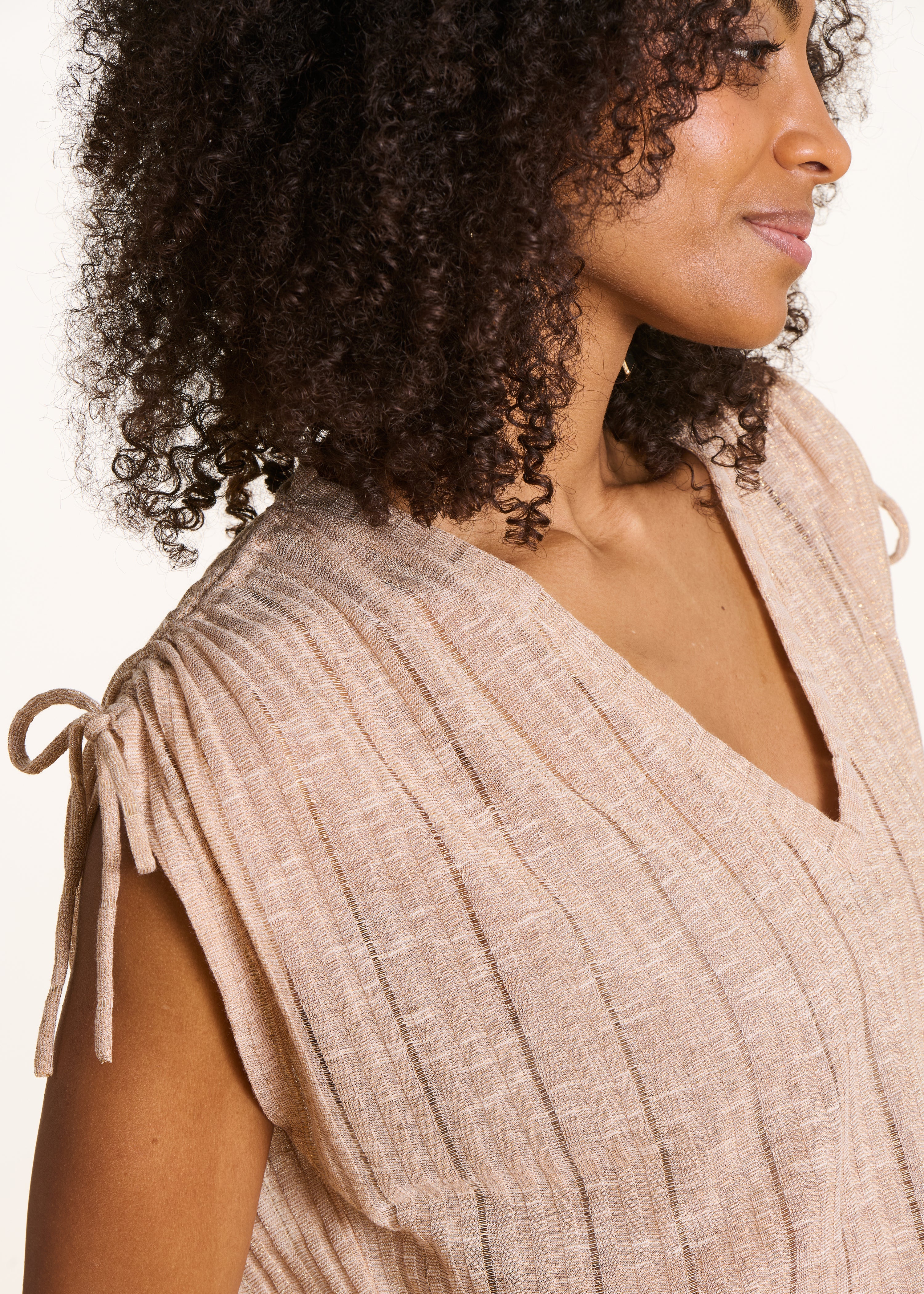 Loose beige shimmering V-neck T-shirt