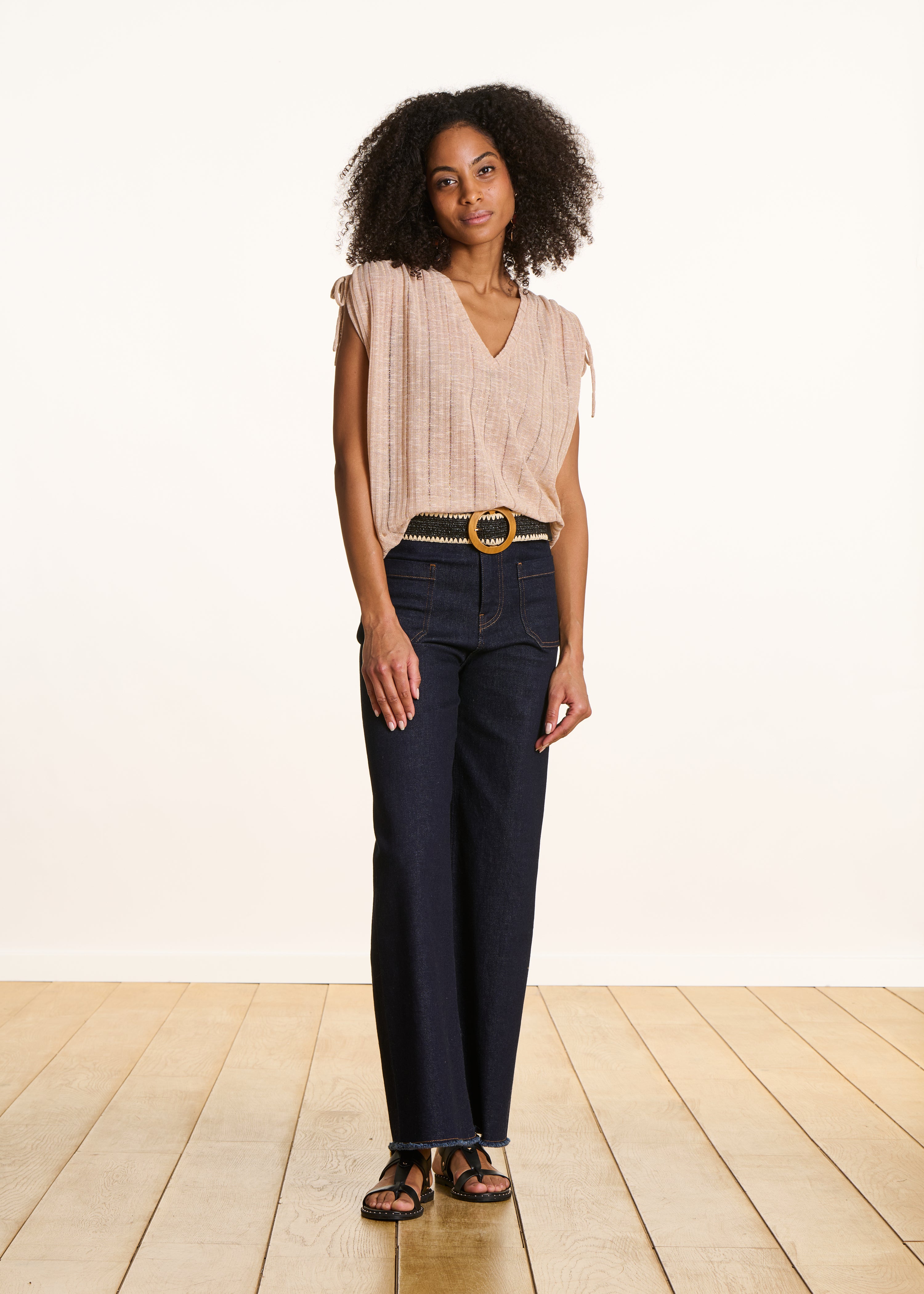 Loose beige shimmering V-neck T-shirt